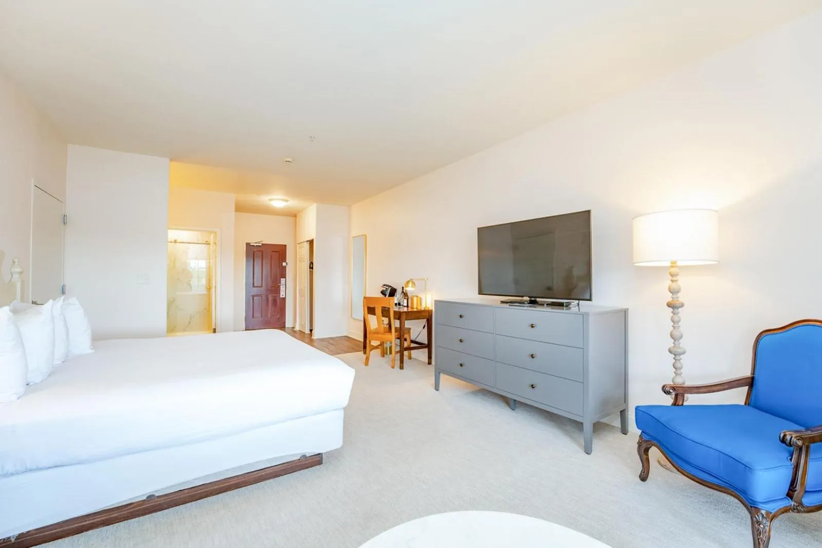 Photo of the whole room, Bed in Chateau Renault