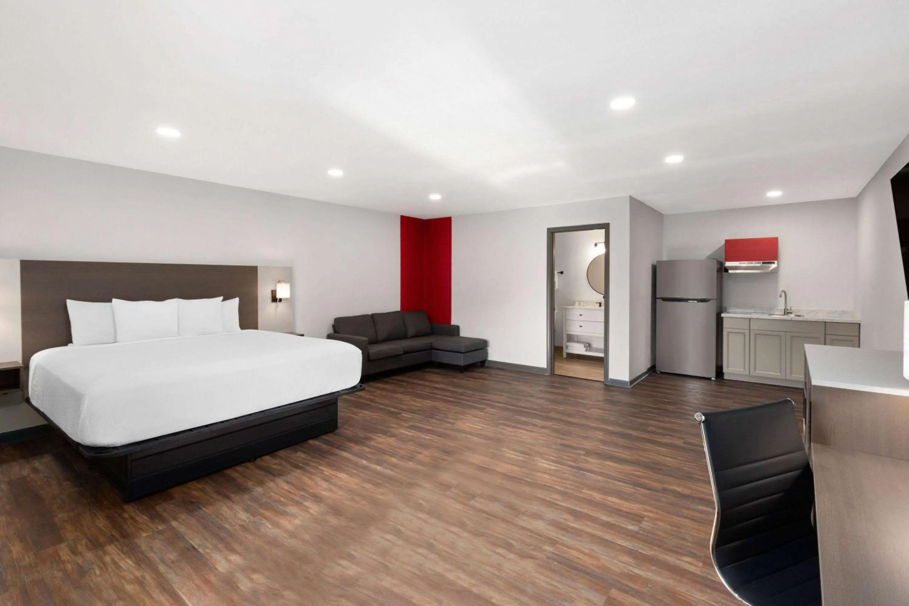 Photo of the whole room, Bed in Ramada by Wyndham Bainbridge