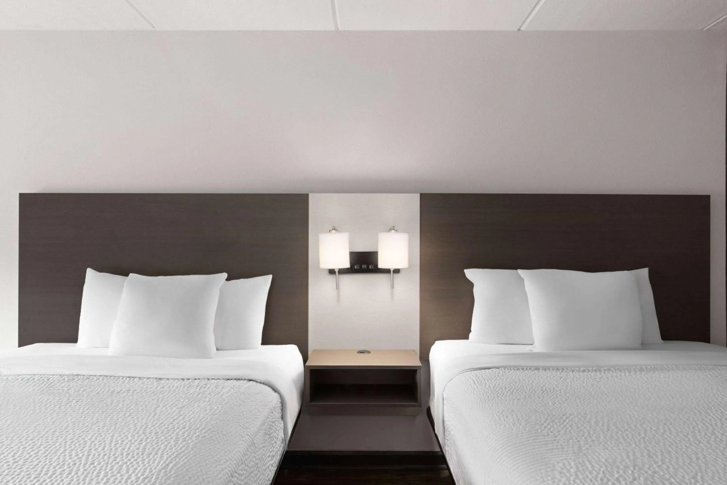 Photo of the whole room, Bed in Ramada by Wyndham Bainbridge