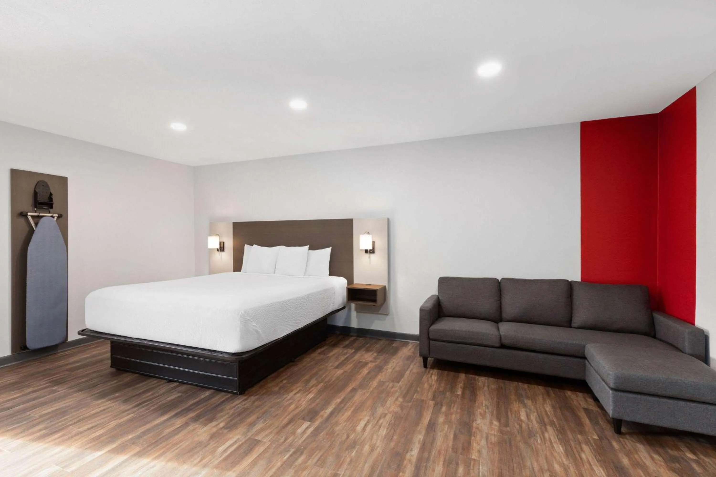 Photo of the whole room, Bed in Ramada by Wyndham Bainbridge