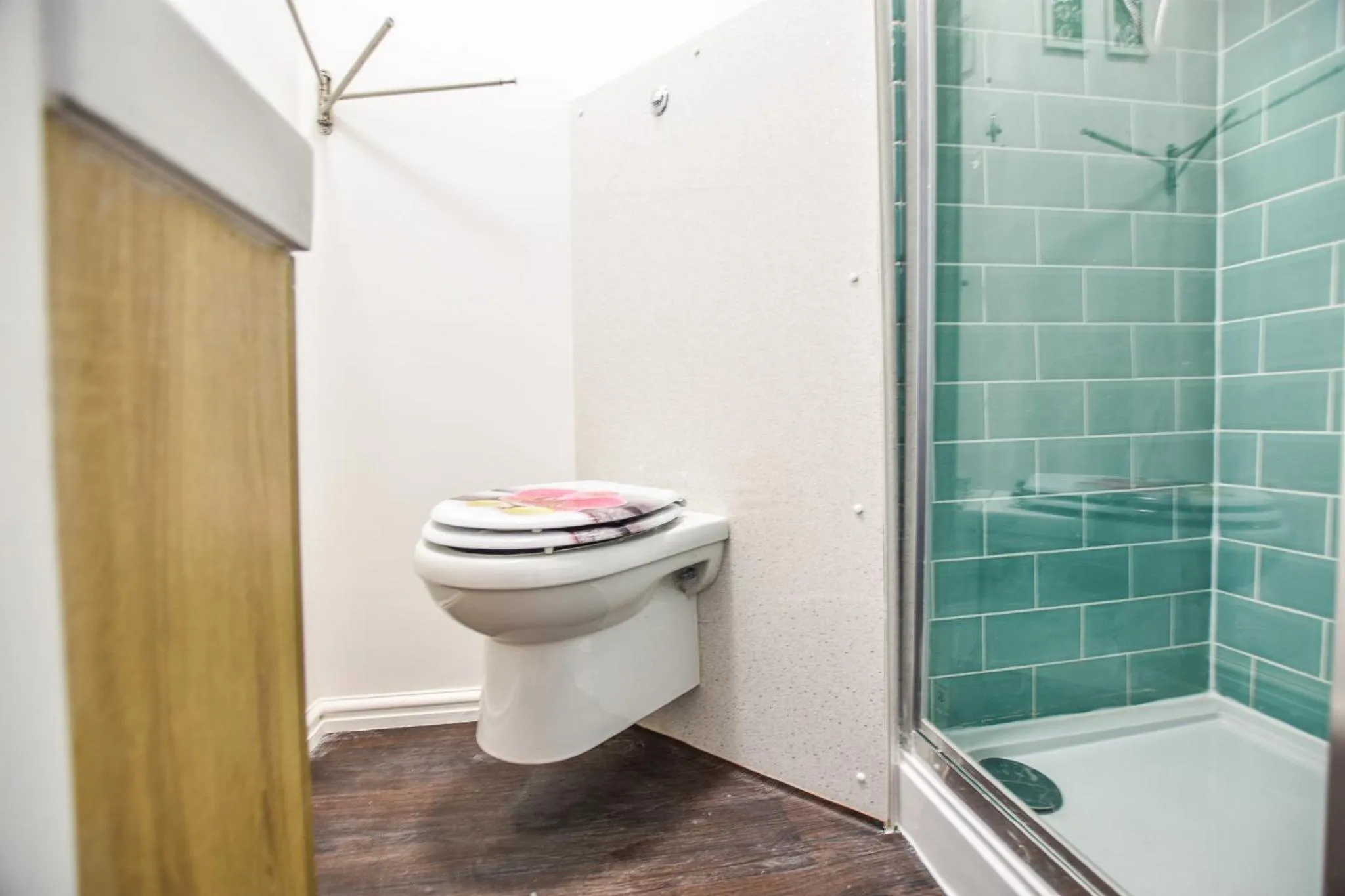 Shower in Regency GuestHouse Manchester North