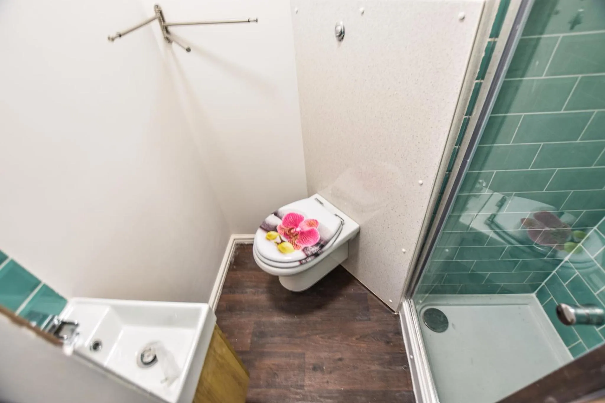 Shower in Regency GuestHouse Manchester North