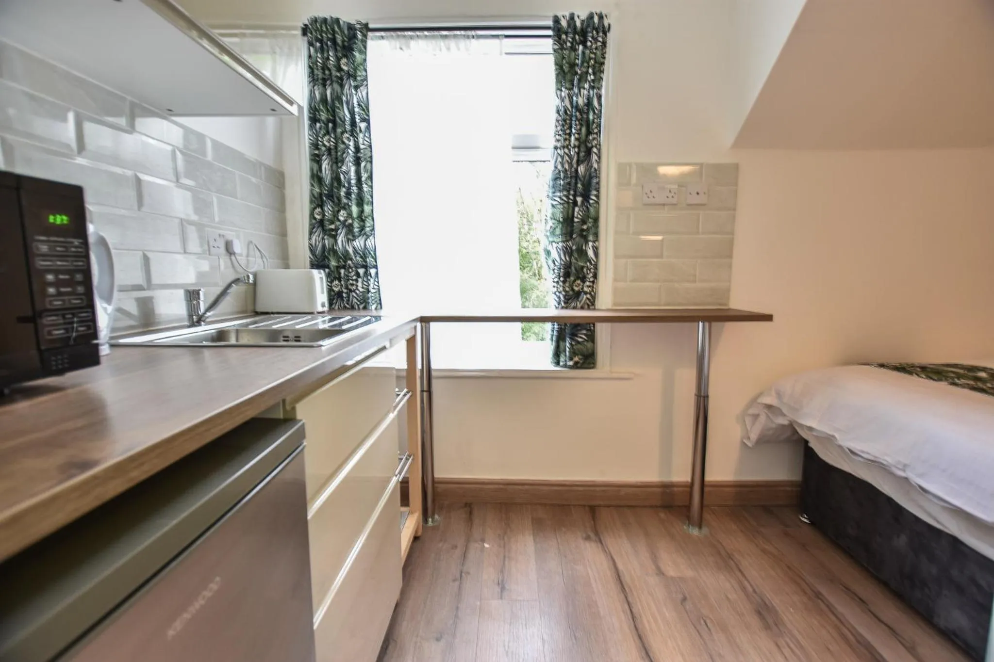 Kitchen or kitchenette, Bed in Regency GuestHouse Manchester North