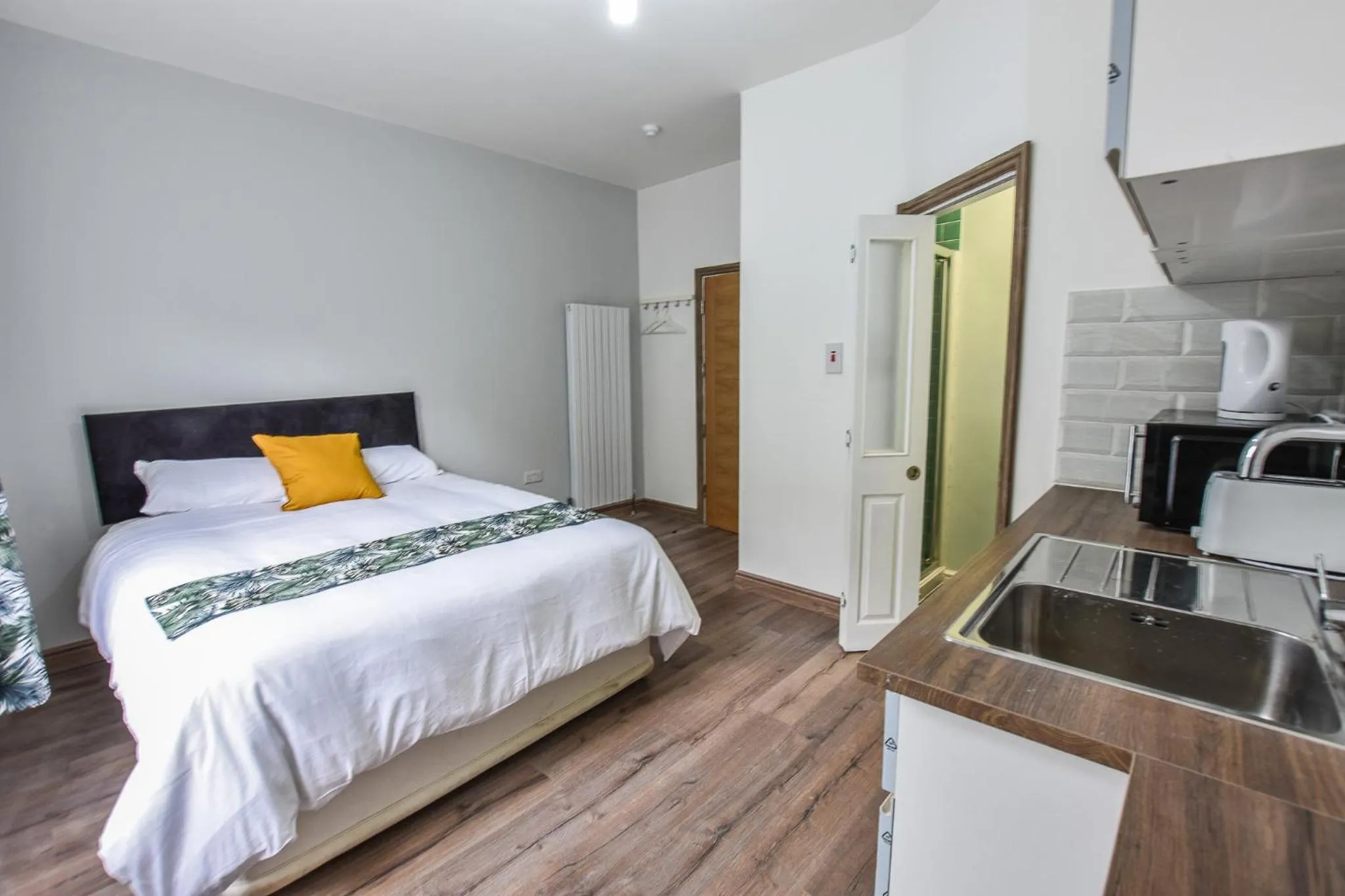 Kitchen or kitchenette, Bed in Regency GuestHouse Manchester North