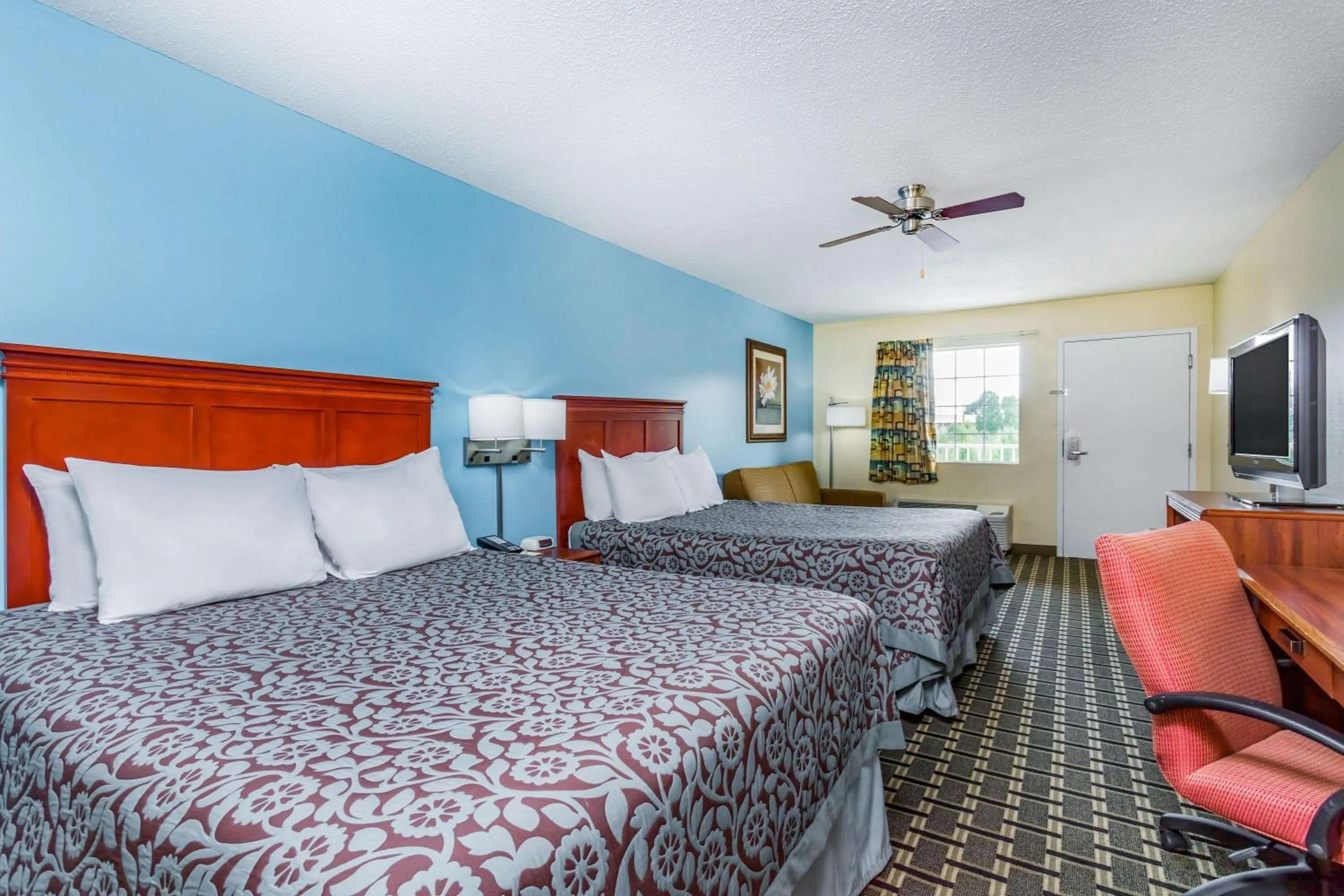 Photo of the whole room, Bed in Days Inn by Wyndham Trenton
