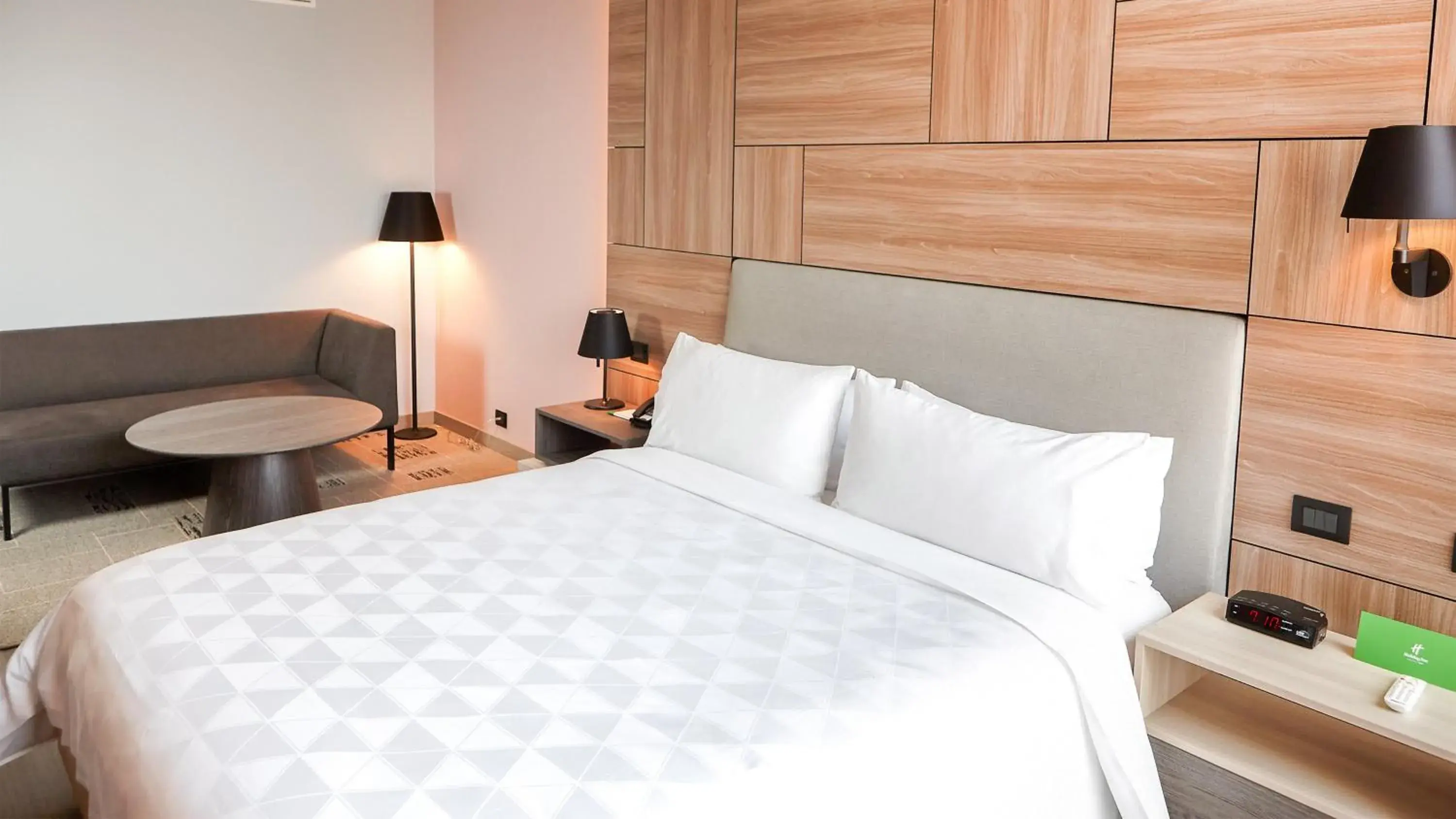 Photo of the whole room, Bed in Holiday Inn - Lima Miraflores by IHG Photo of the whole room, Bed in Holiday Inn - Lima Miraflores by IHG