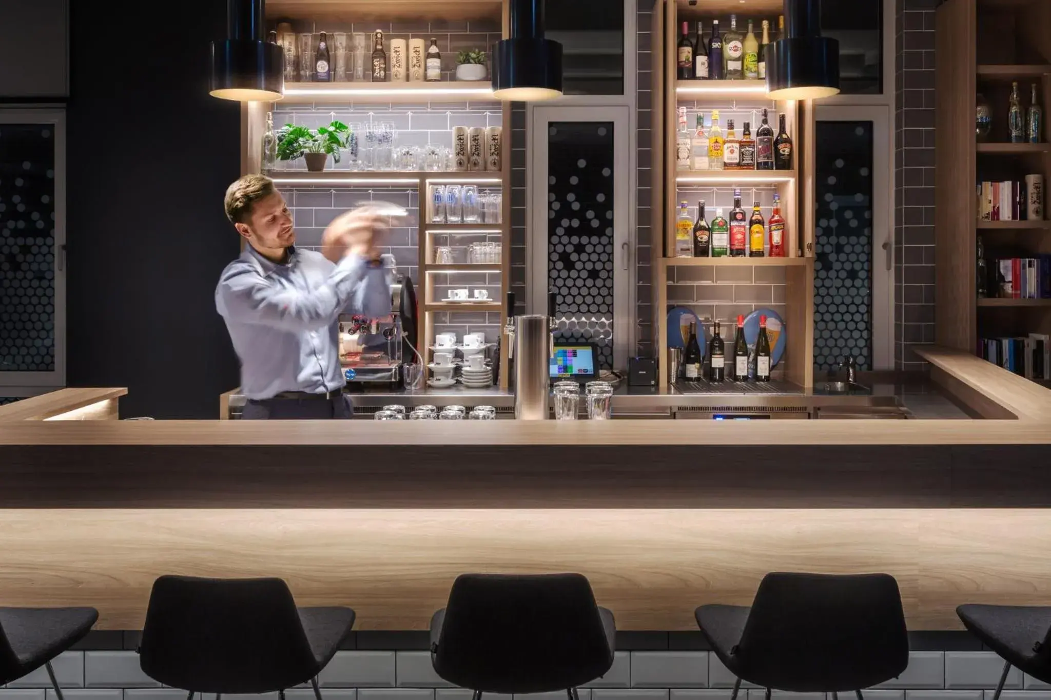 Lounge or bar in Holiday Inn Express - Erlangen by IHG Lounge or bar in Holiday Inn Express - Erlangen by IHG