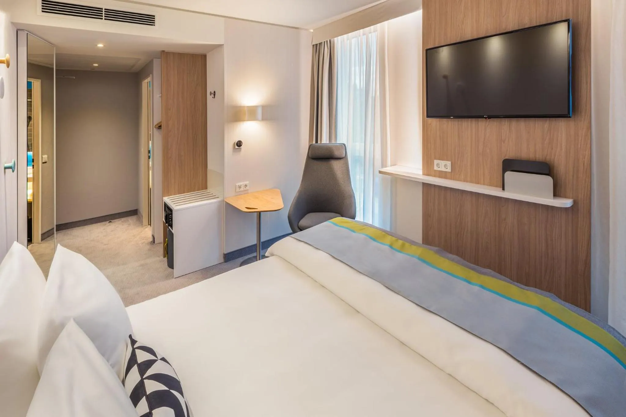 Photo of the whole room, Bed in Holiday Inn Express - Erlangen by IHG