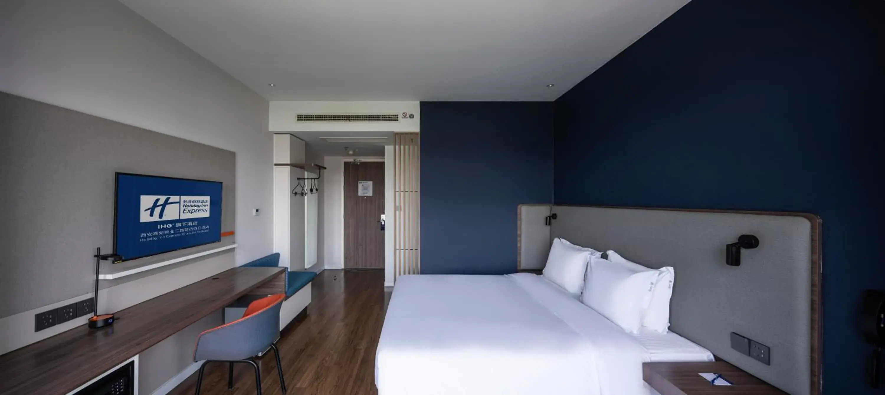 Standard King Room in Holiday Inn Express Xi'an West, an IHG Hotel Standard King Room in Holiday Inn Express Xi'an West, an IHG Hotel