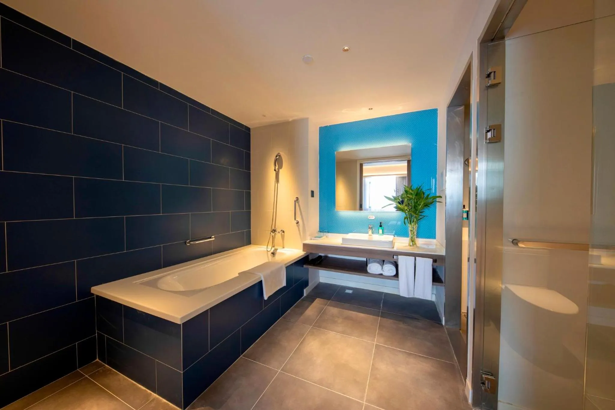 Photo of the whole room, Bed in Holiday Inn Express Shanghai Jiading New City by IHG