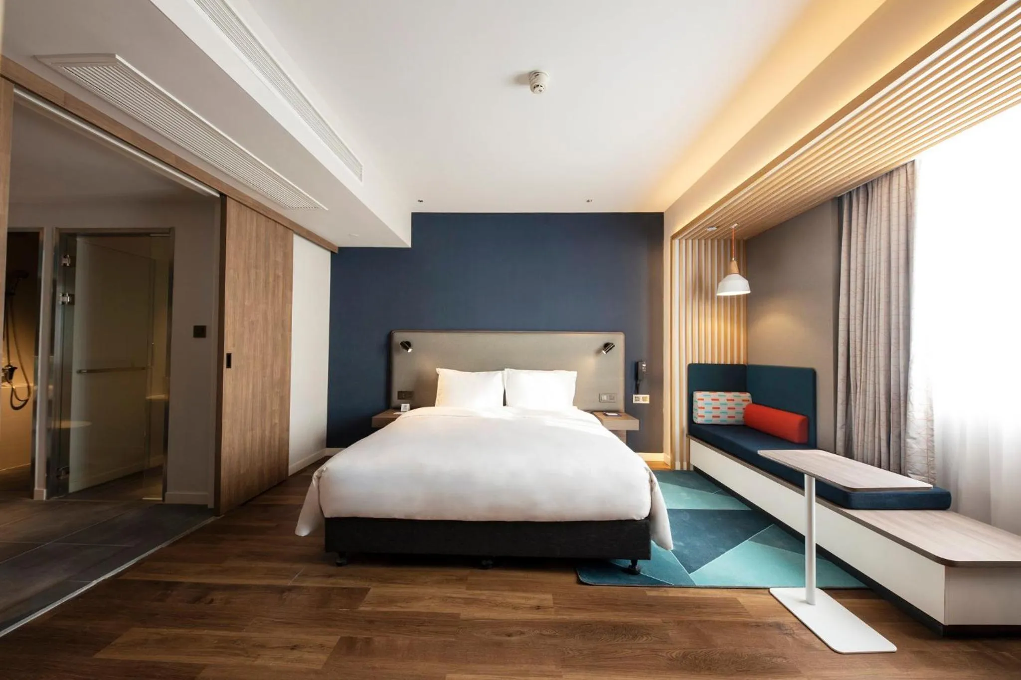 Photo of the whole room, Bed in Holiday Inn Express Shanghai Jiading New City by IHG