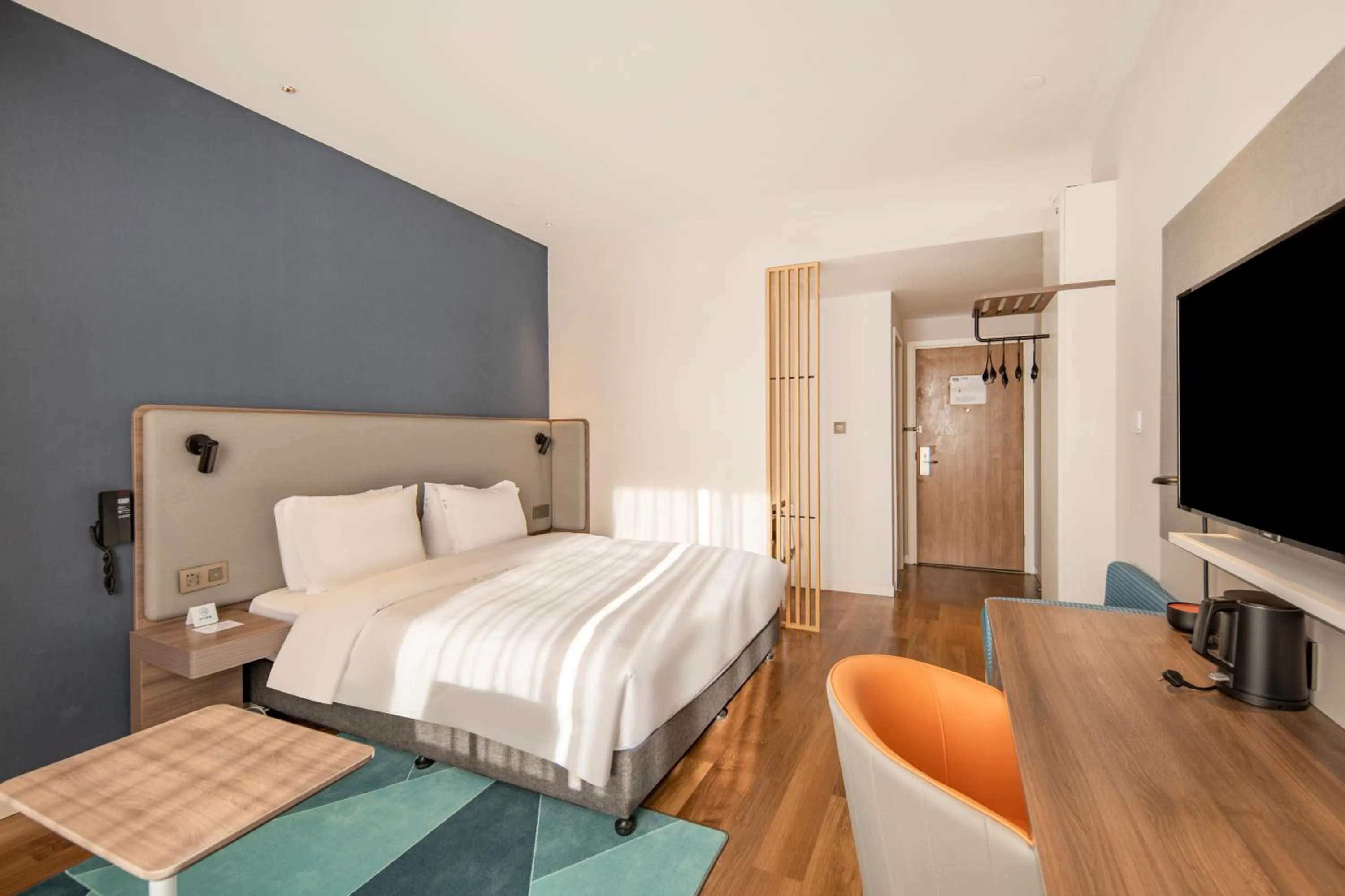 Bed in Holiday Inn Express Shanghai Jiading New City by IHG