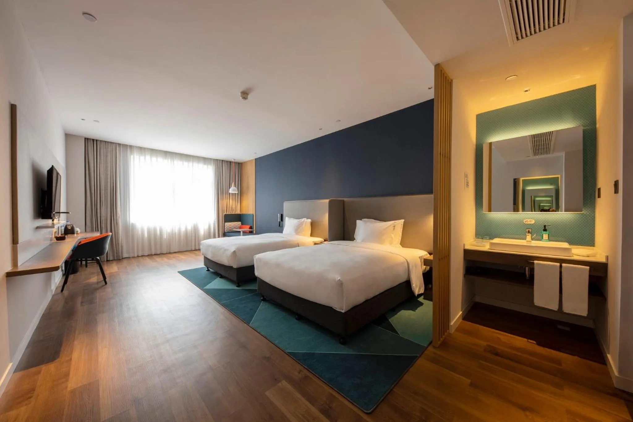 Photo of the whole room, Bed in Holiday Inn Express Shanghai Jiading New City by IHG