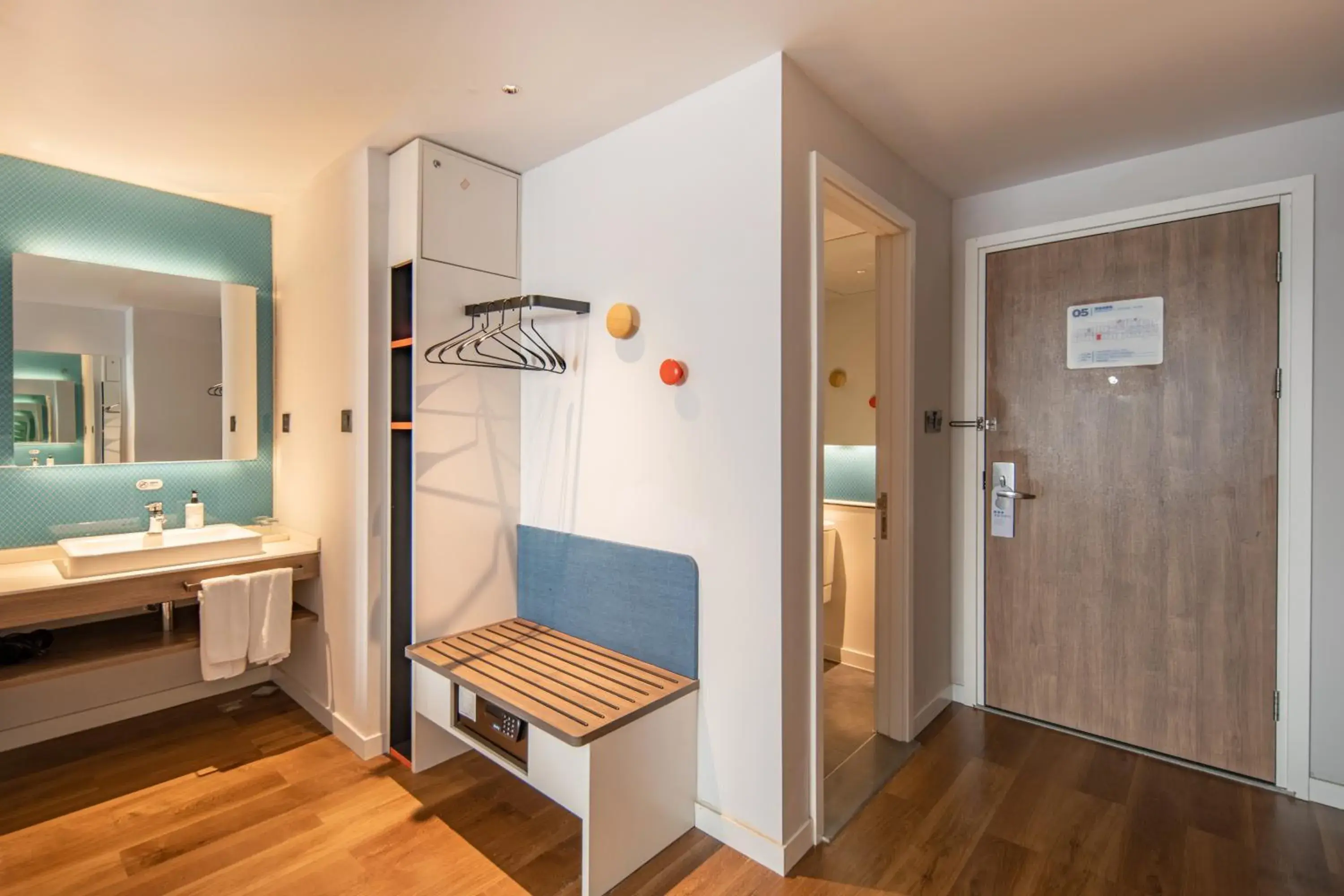 Standard Queen Room in Holiday Inn Express Shanghai Jiading New City by IHG Standard Queen Room in Holiday Inn Express Shanghai Jiading New City by IHG