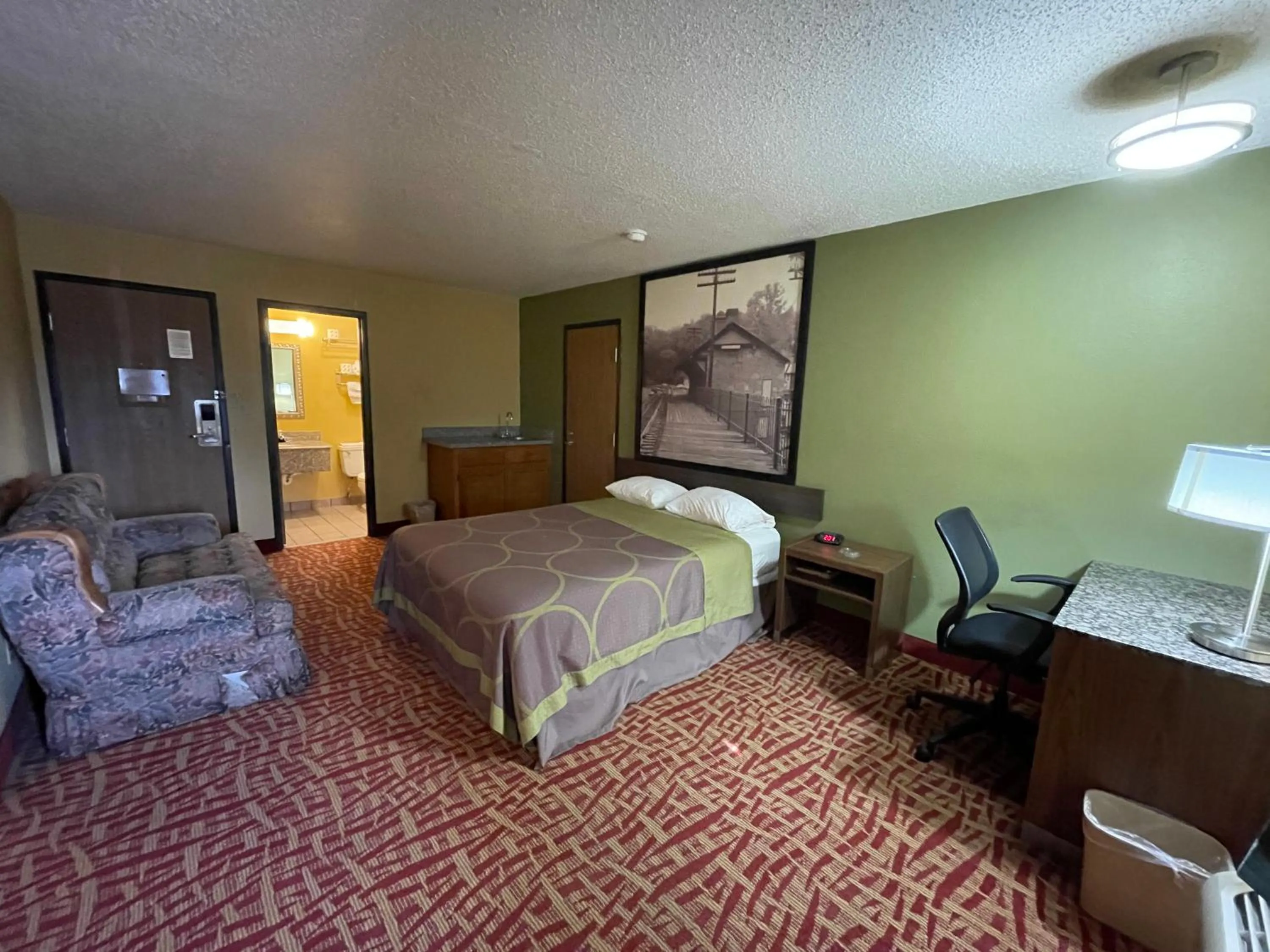 Bedroom, Bed in Super 8 by Wyndham Van Buren/Ft. Smith Area