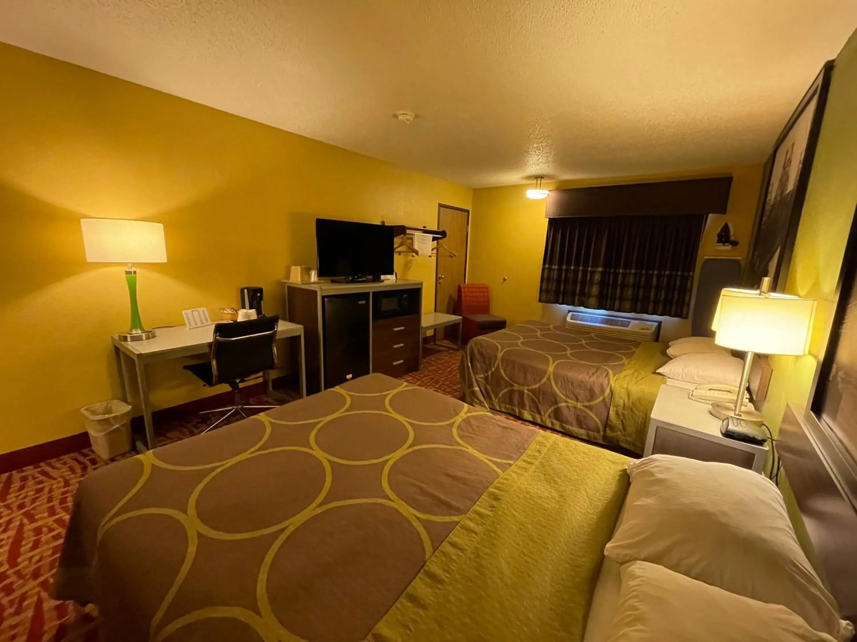 Living room, Bed in Super 8 by Wyndham Van Buren/Ft. Smith Area Living room, Bed in Super 8 by Wyndham Van Buren/Ft. Smith Area