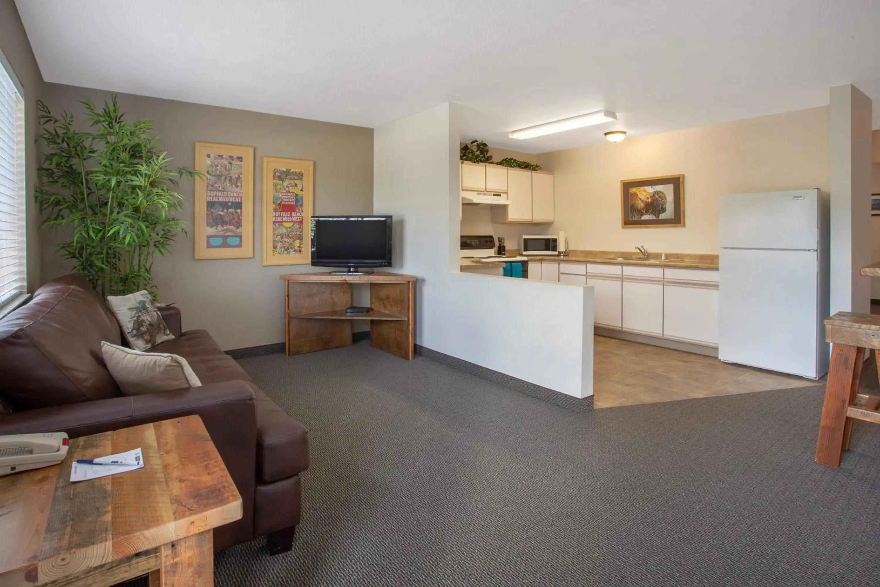 One-Bedroom Queen Suite - Non-Smoking in Travelodge by Wyndham Gardiner Yellowstone Park North Entr One-Bedroom Queen Suite - Non-Smoking in Travelodge by Wyndham Gardiner Yellowstone Park North Entr