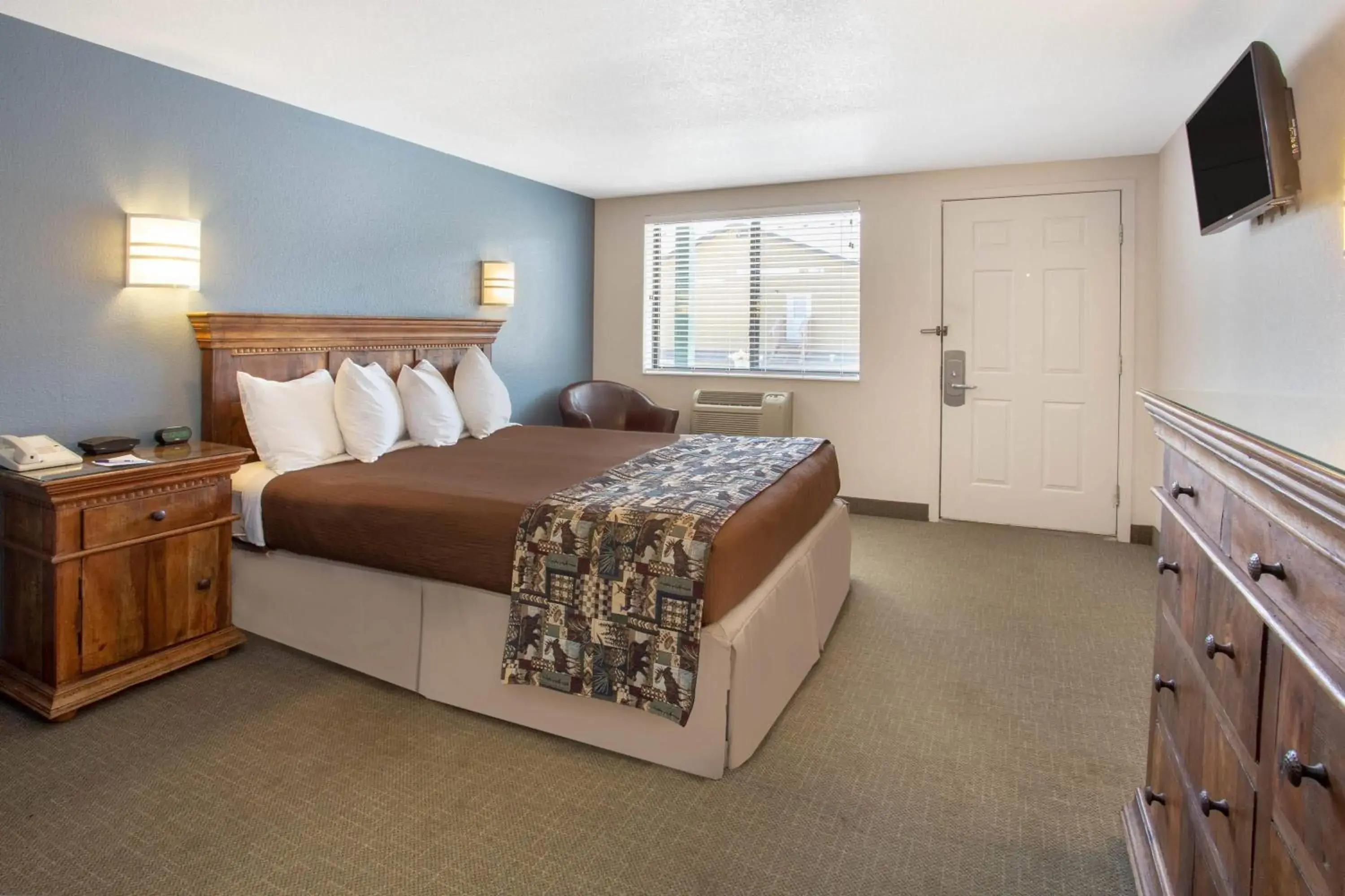 Queen Room - Mobility Access/Non-Smoking in Travelodge by Wyndham Gardiner Yellowstone Park North Entr Queen Room - Mobility Access/Non-Smoking in Travelodge by Wyndham Gardiner Yellowstone Park North Entr