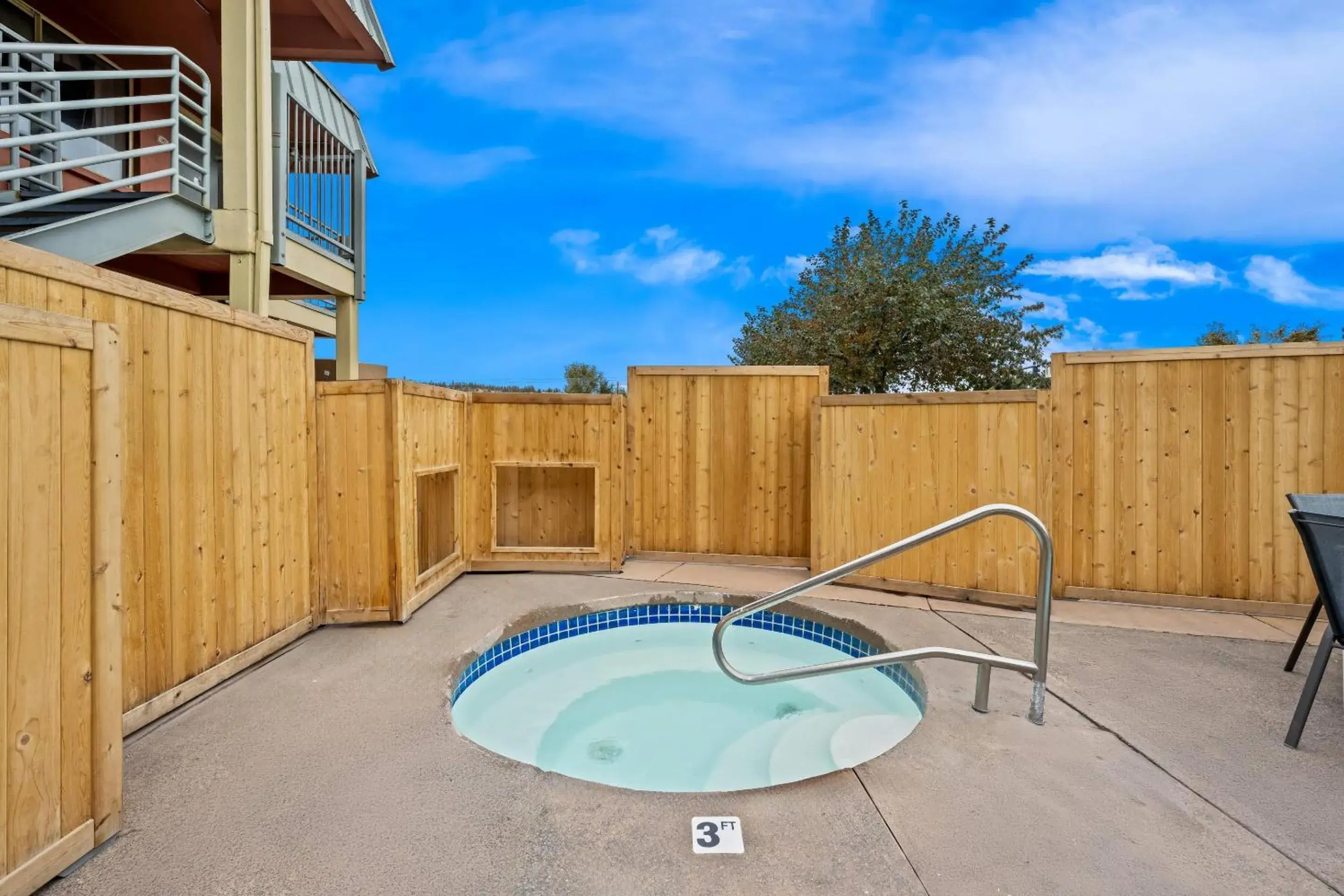 Swimming pool in Quality Inn Swimming pool in Quality Inn