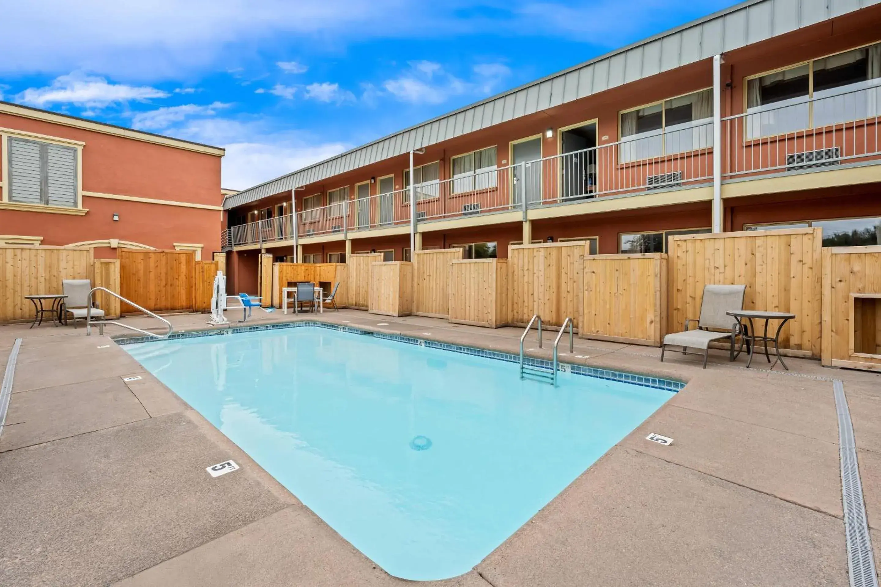Swimming pool in Quality Inn Swimming pool in Quality Inn