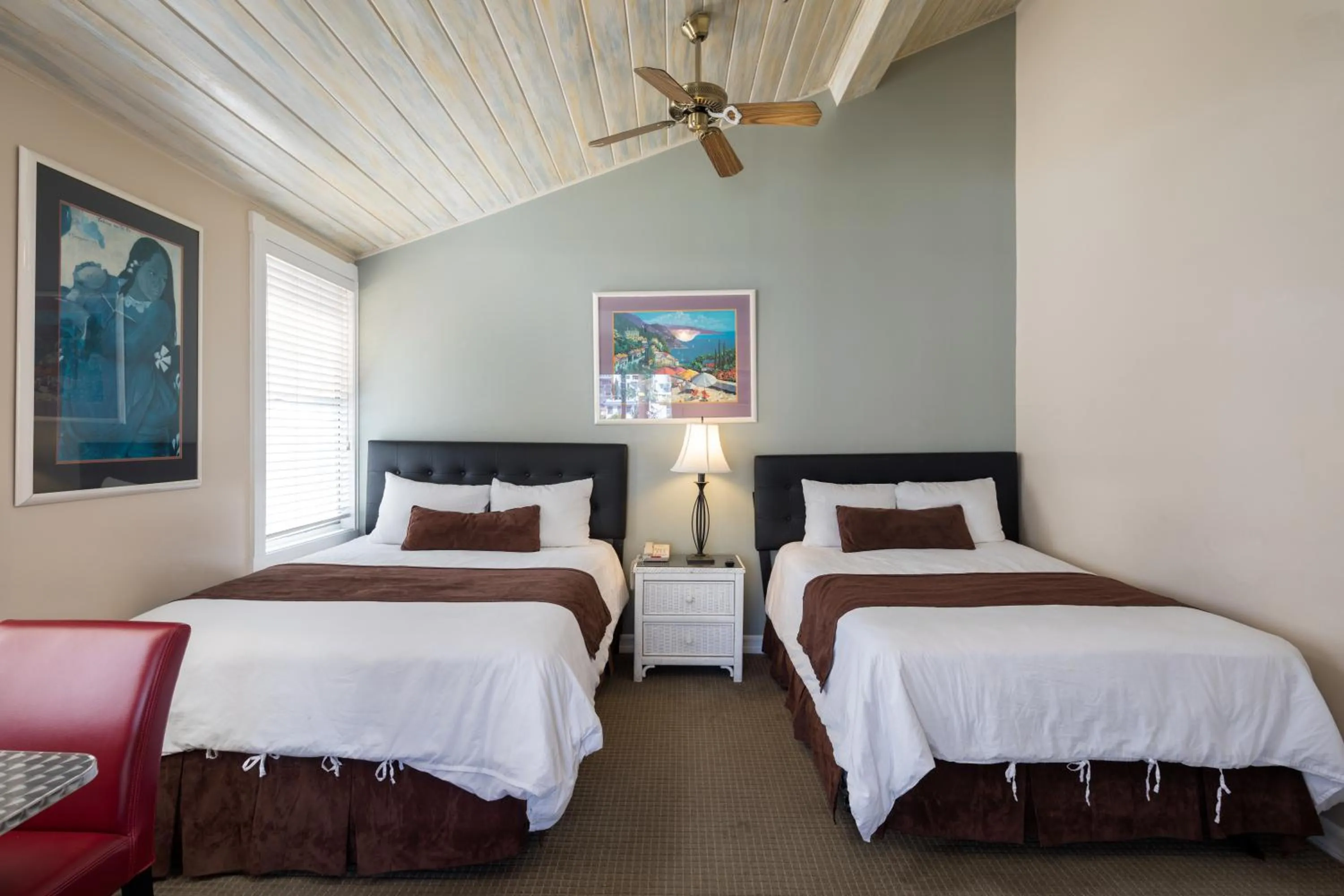 Bedroom, Bed in Glenmore Plaza Hotel