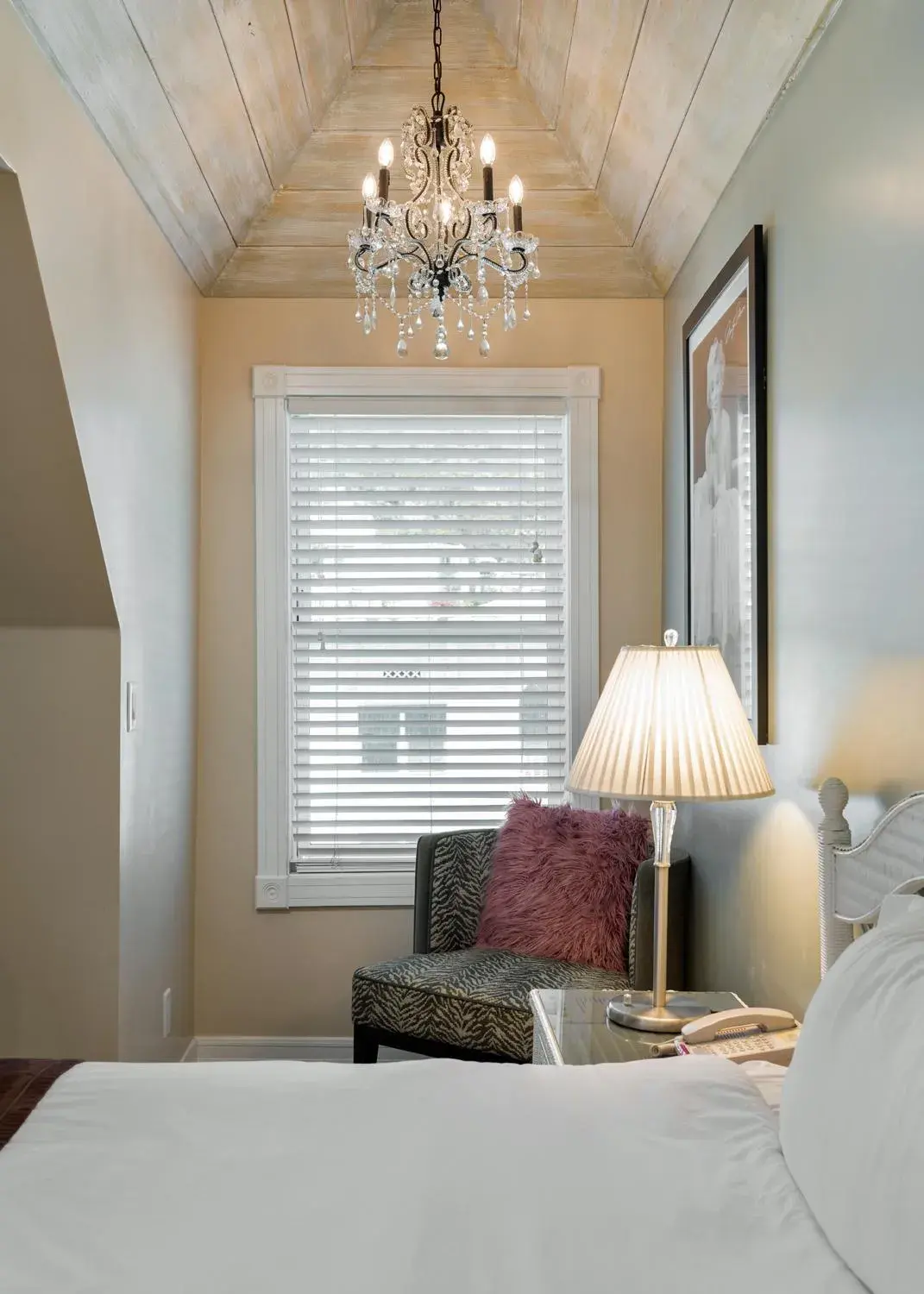 Mountain view, Bed in Glenmore Plaza Hotel Mountain view, Bed in Glenmore Plaza Hotel