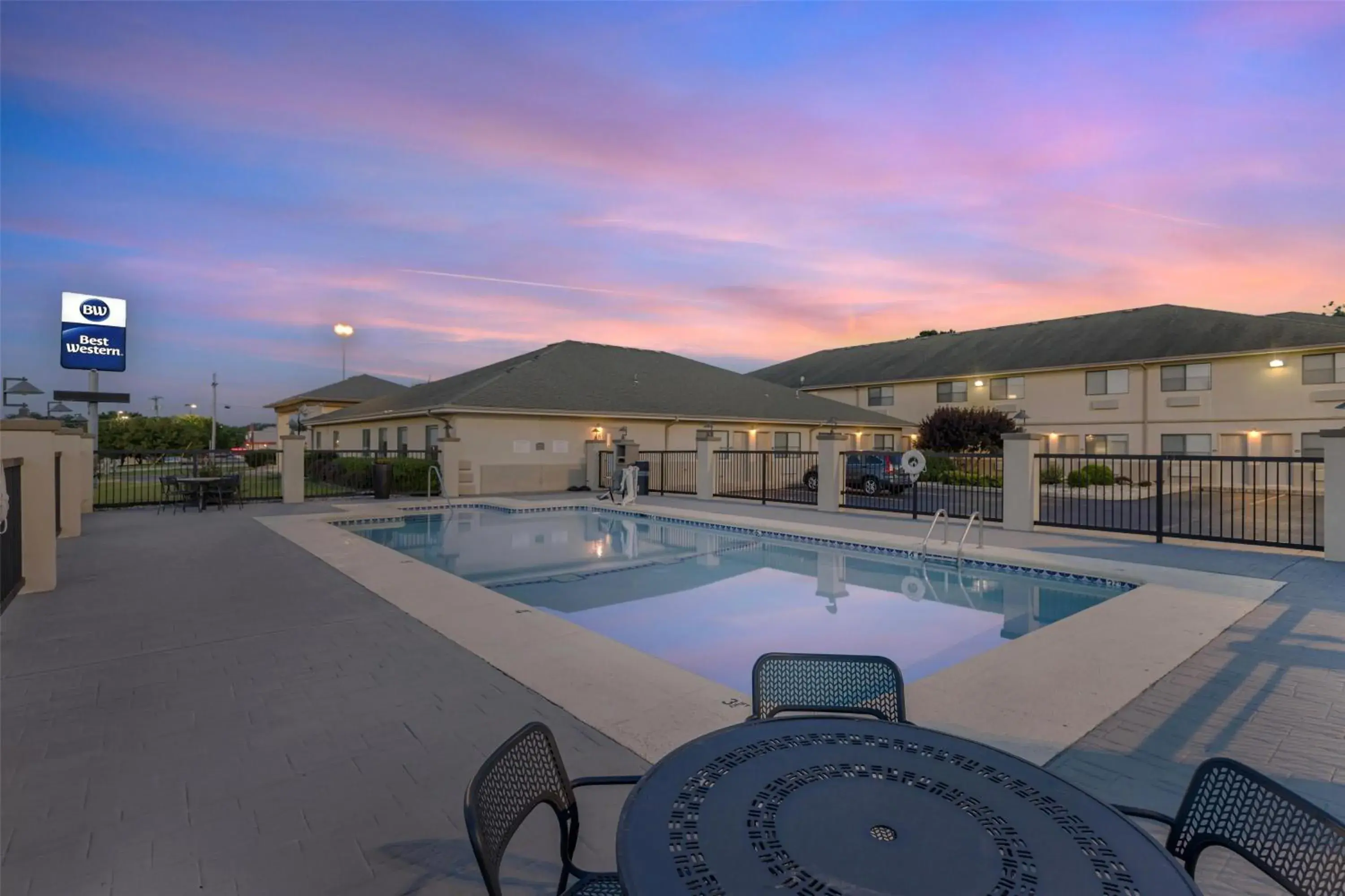 Pool view in Best Western TimberRidge Inn Pool view in Best Western TimberRidge Inn