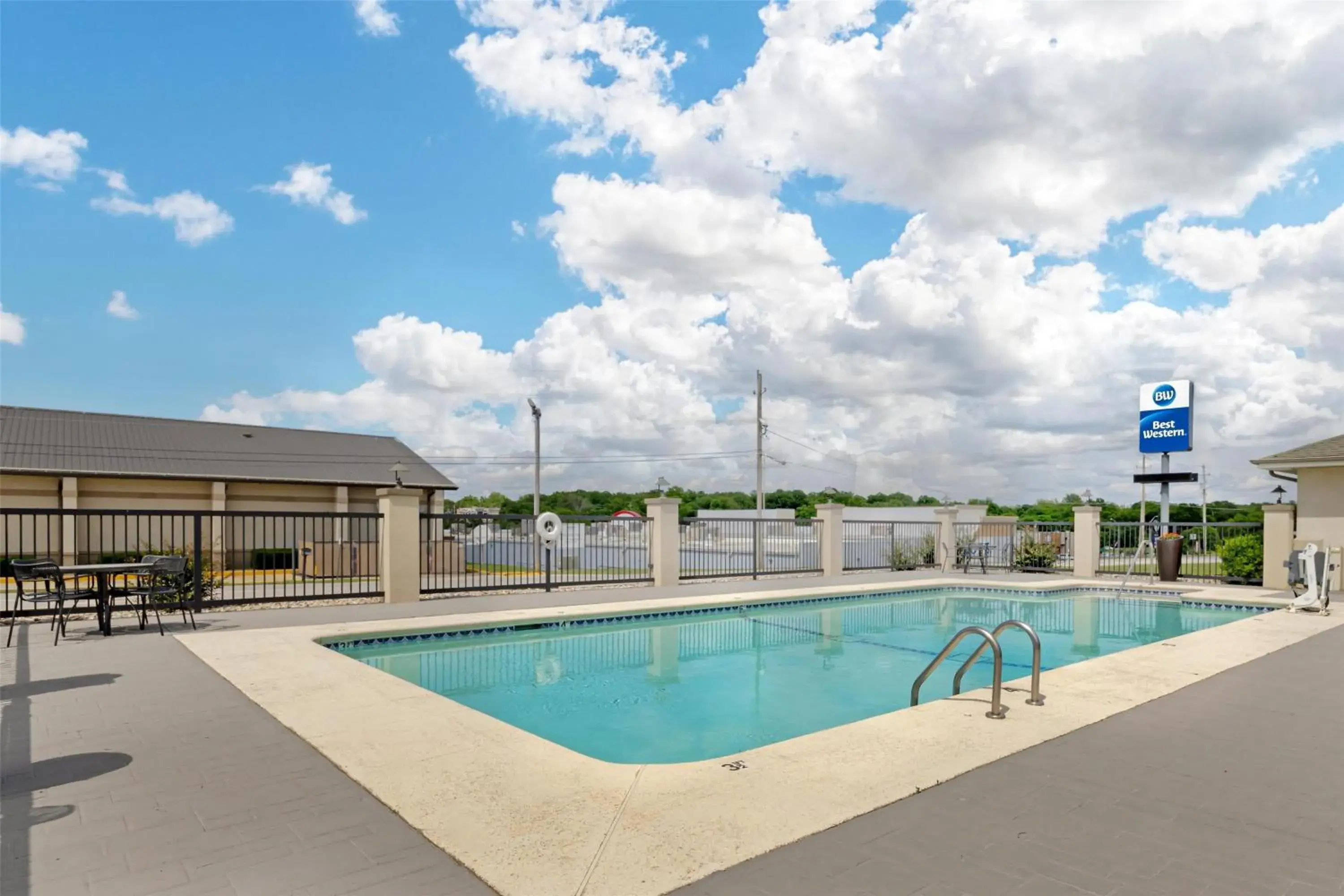 Pool view in Best Western TimberRidge Inn Pool view in Best Western TimberRidge Inn