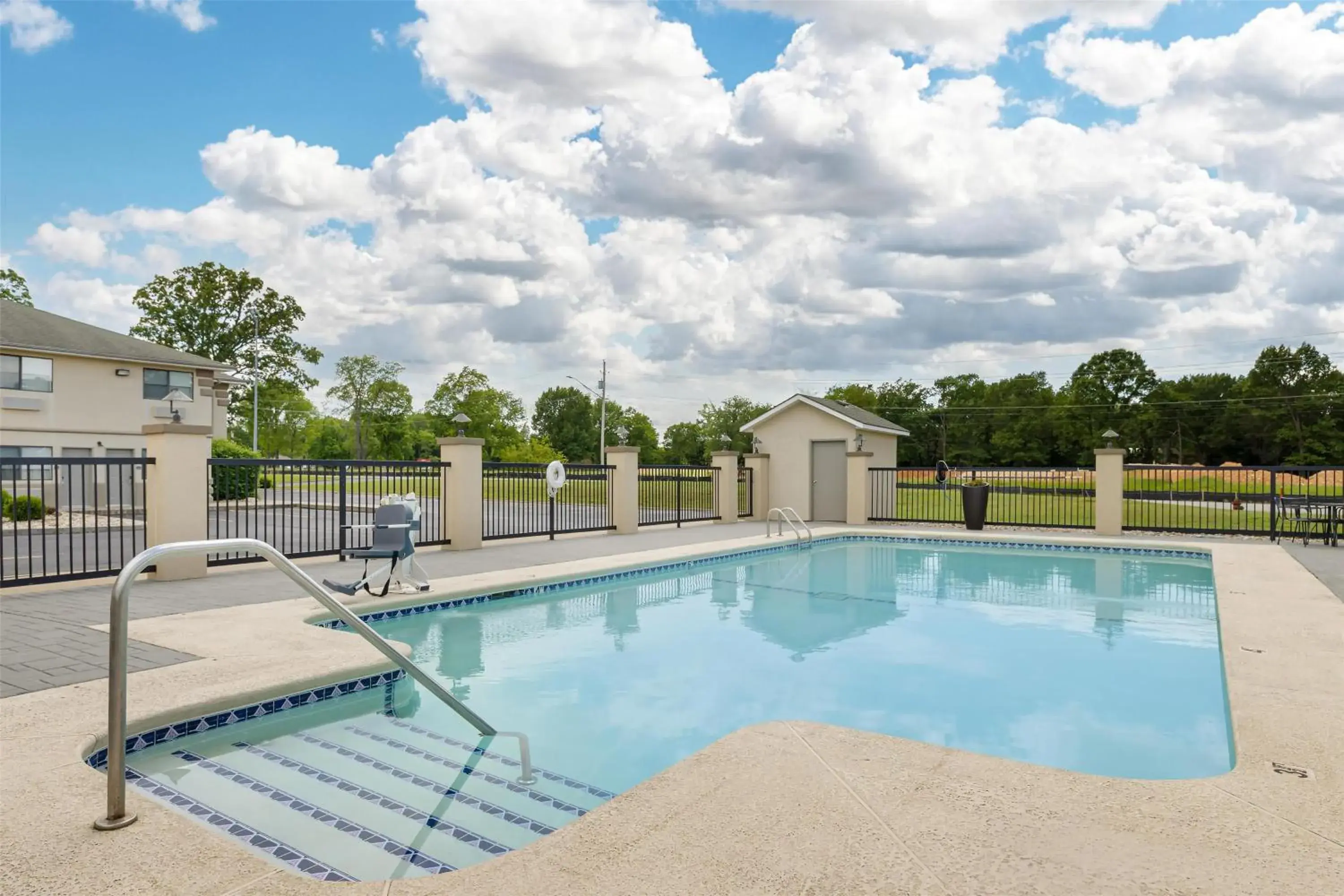 Pool view in Best Western TimberRidge Inn Pool view in Best Western TimberRidge Inn