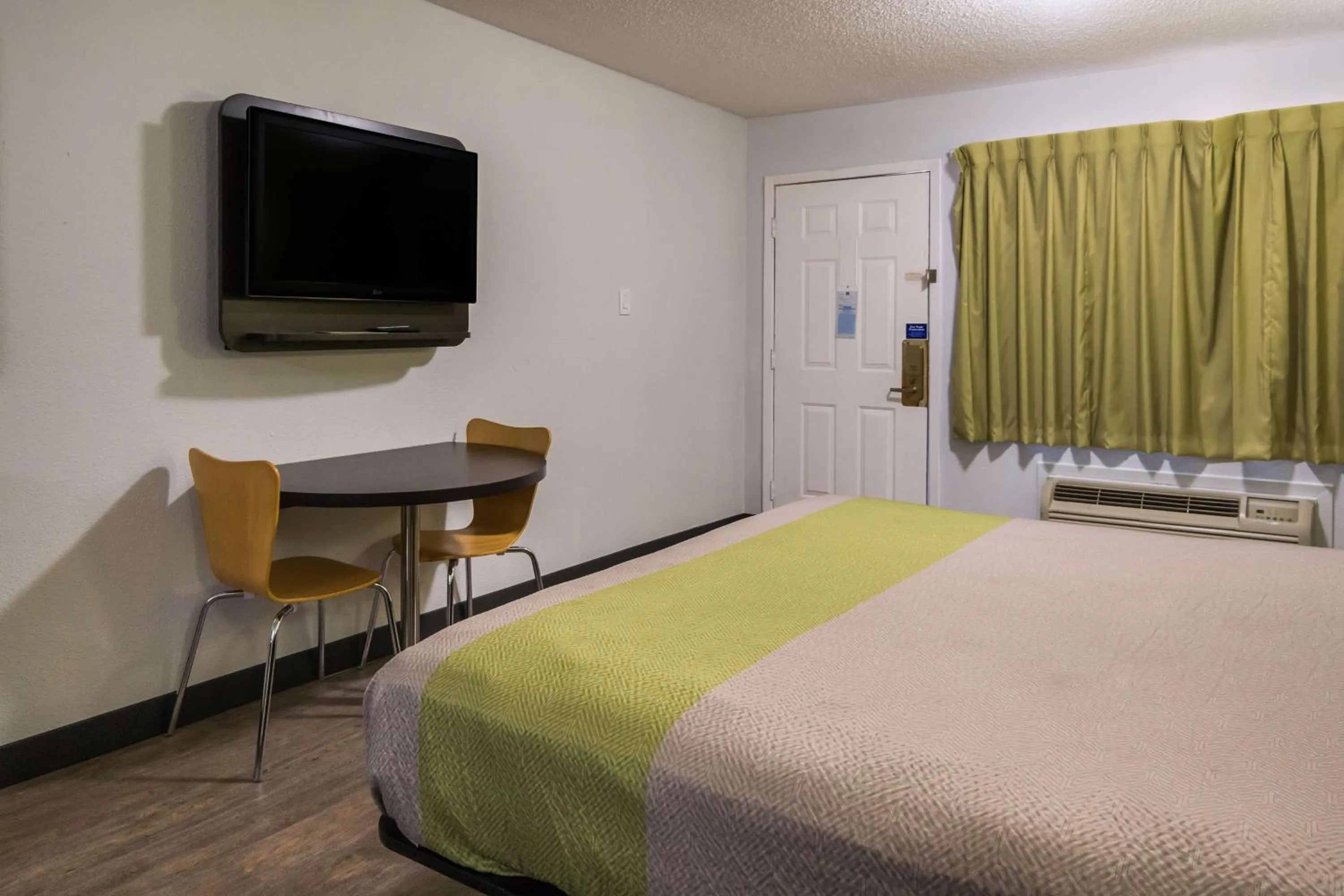 Photo of the whole room, Bed in Motel 6 Irving - Loop 12