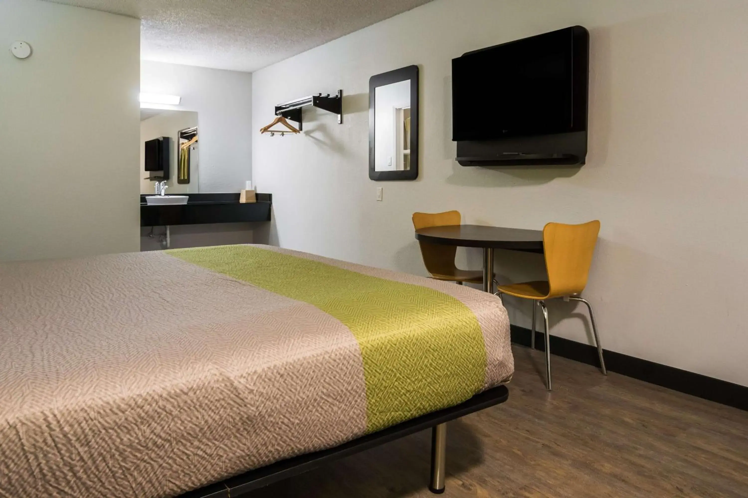 Photo of the whole room, Bed in Motel 6 Irving - Loop 12 Photo of the whole room, Bed in Motel 6 Irving - Loop 12