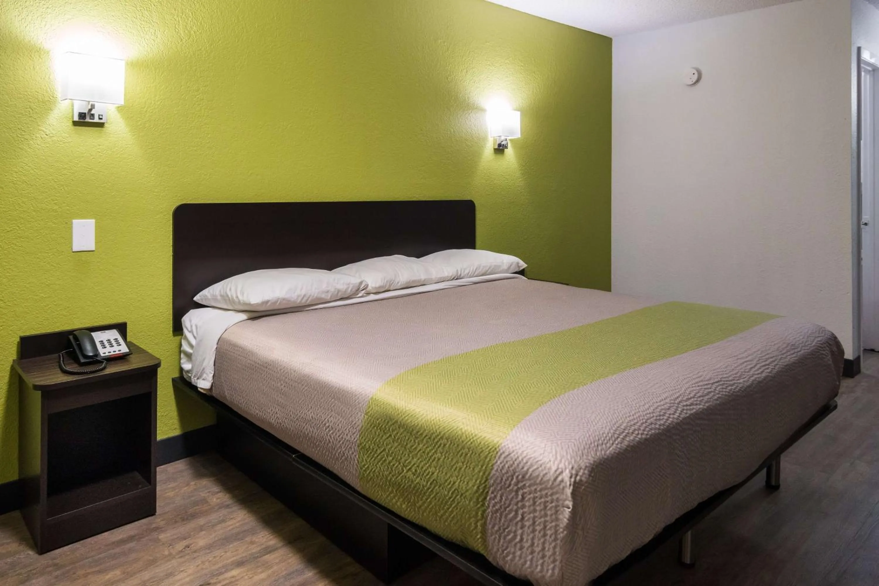 Photo of the whole room, Bed in Motel 6 Irving - Loop 12