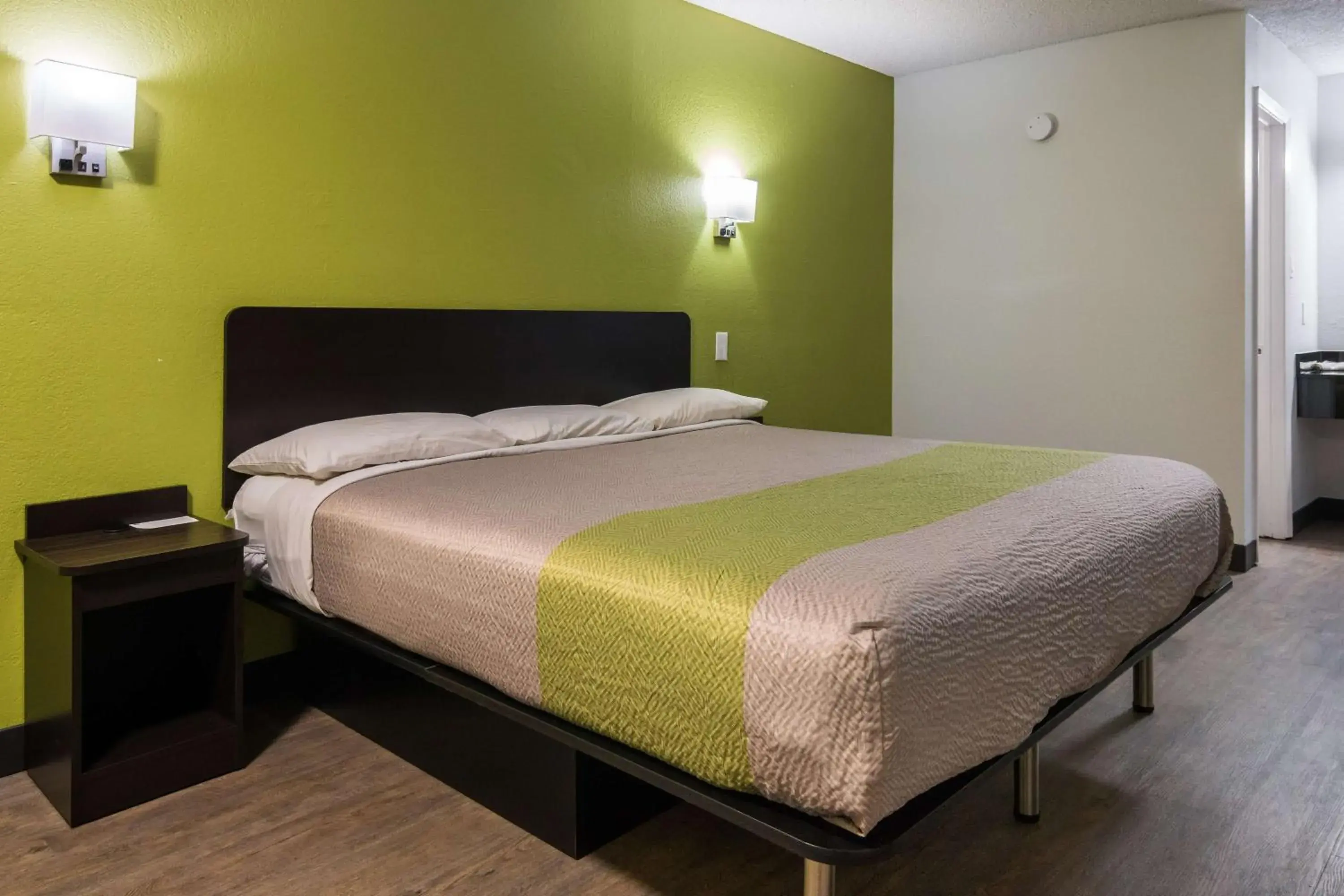 Photo of the whole room, Bed in Motel 6 Irving - Loop 12 Photo of the whole room, Bed in Motel 6 Irving - Loop 12