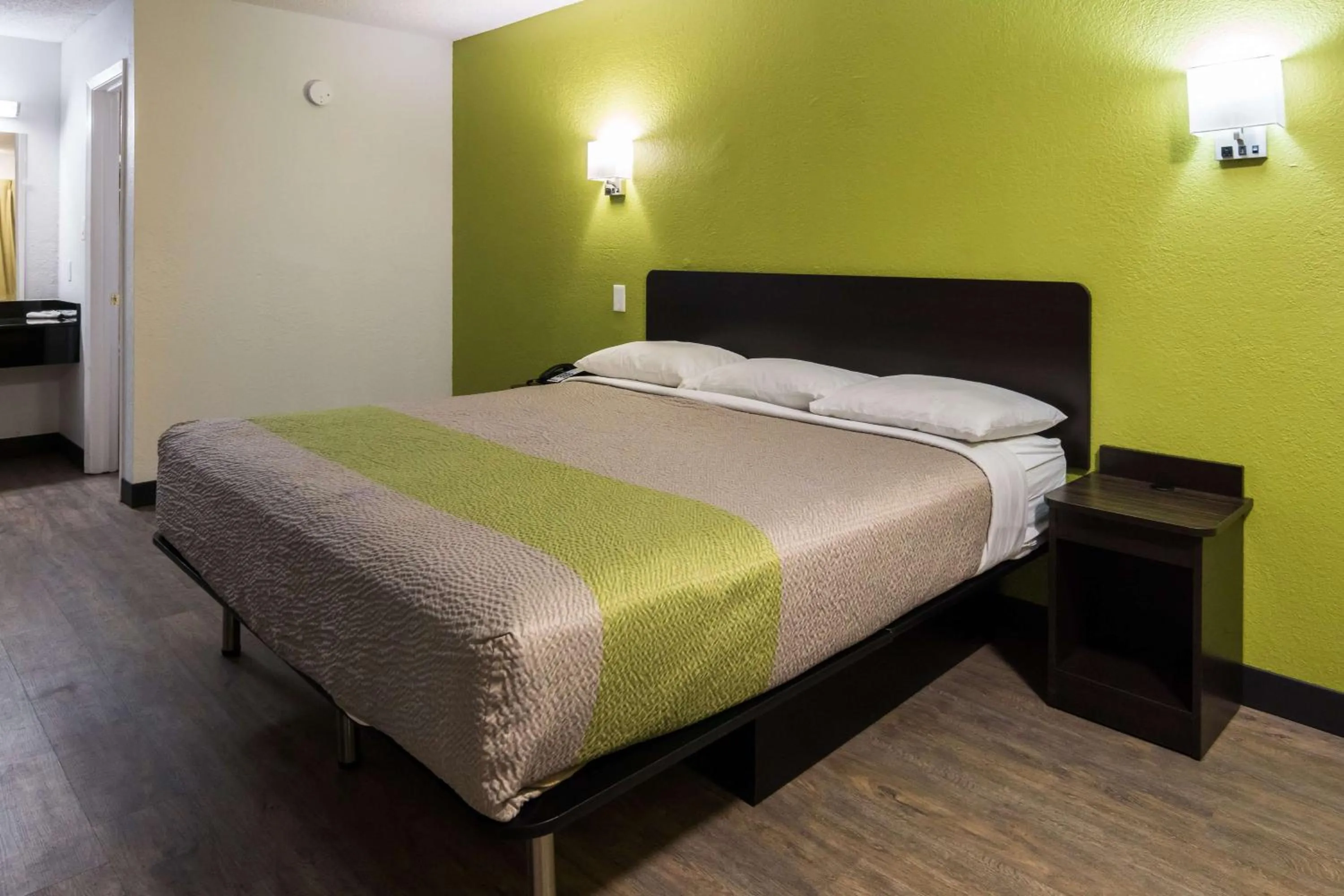 Photo of the whole room, Bed in Motel 6 Irving - Loop 12