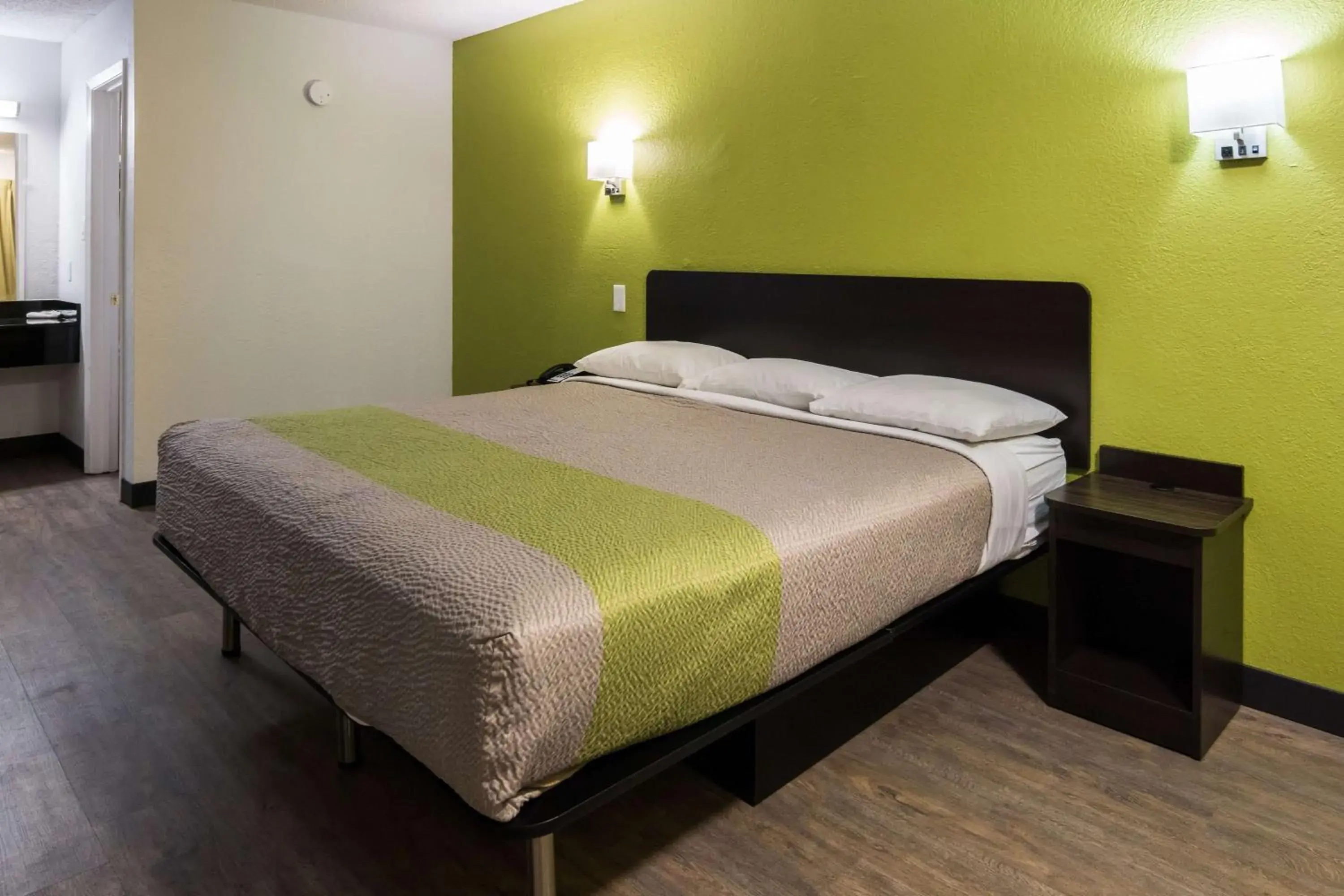 Photo of the whole room, Bed in Motel 6 Irving - Loop 12 Photo of the whole room, Bed in Motel 6 Irving - Loop 12