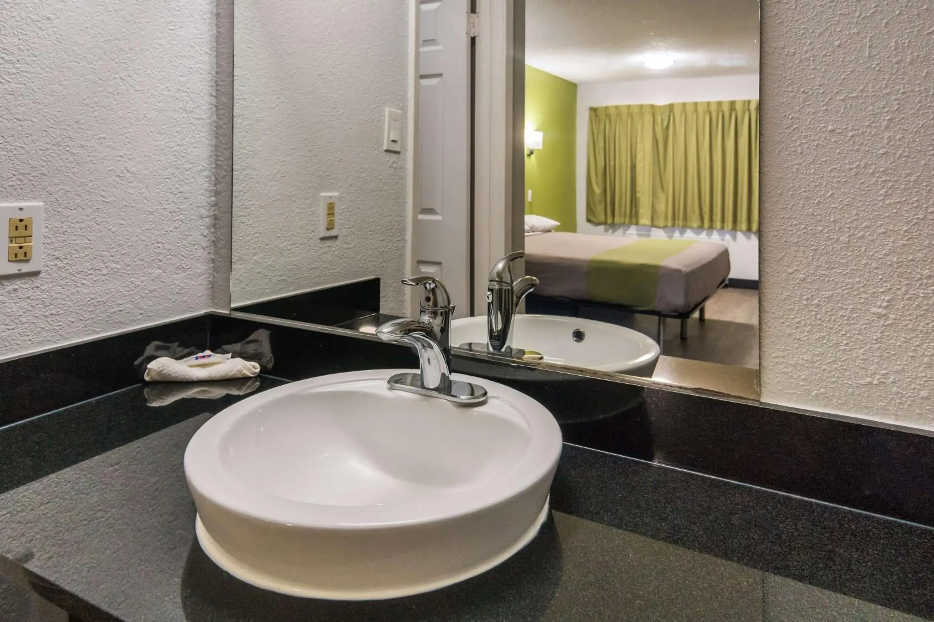 Bathroom, Bed in Motel 6 Irving - Loop 12 Bathroom, Bed in Motel 6 Irving - Loop 12