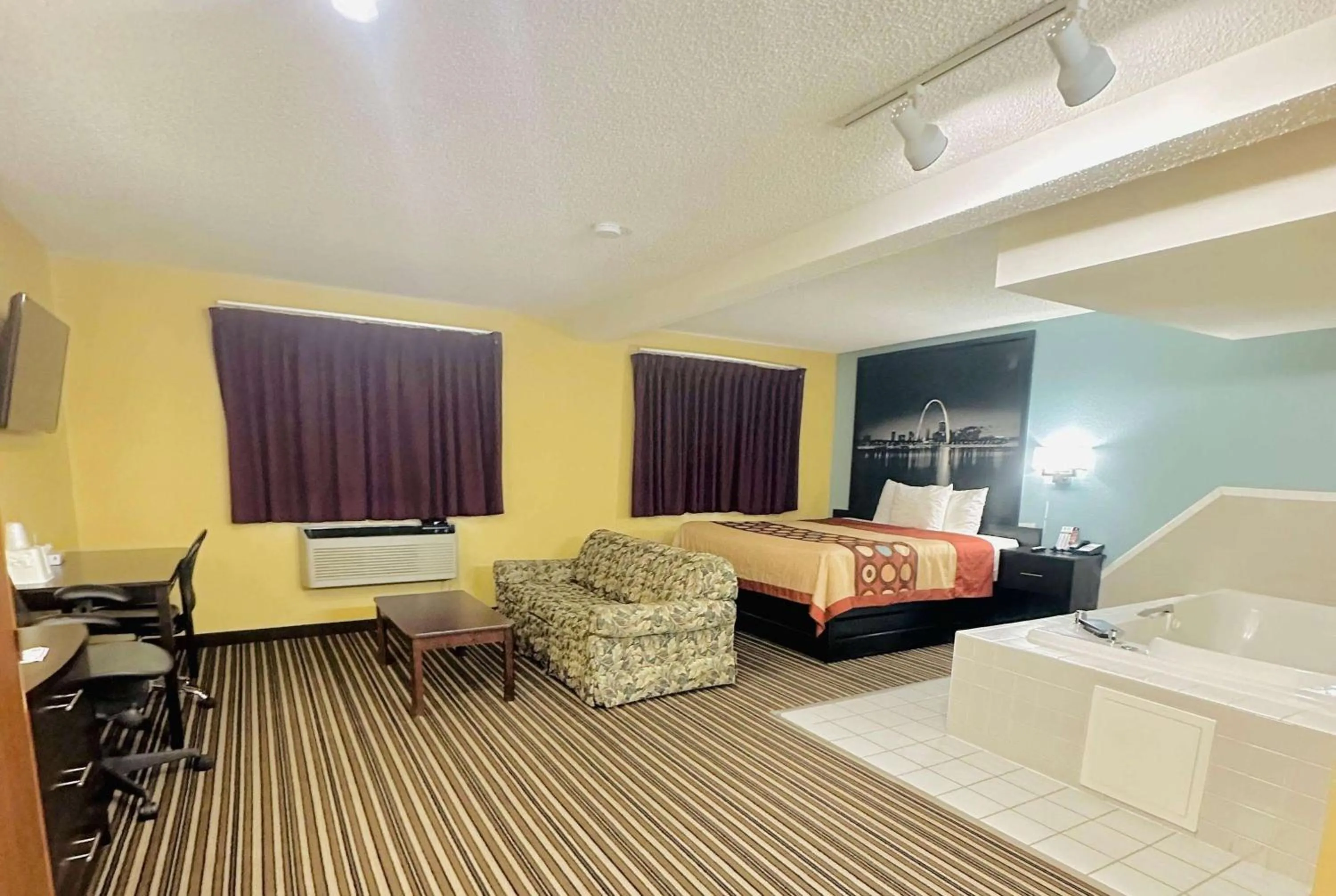 Photo of the whole room, Bed in Super 8 by Wyndham Warrenton