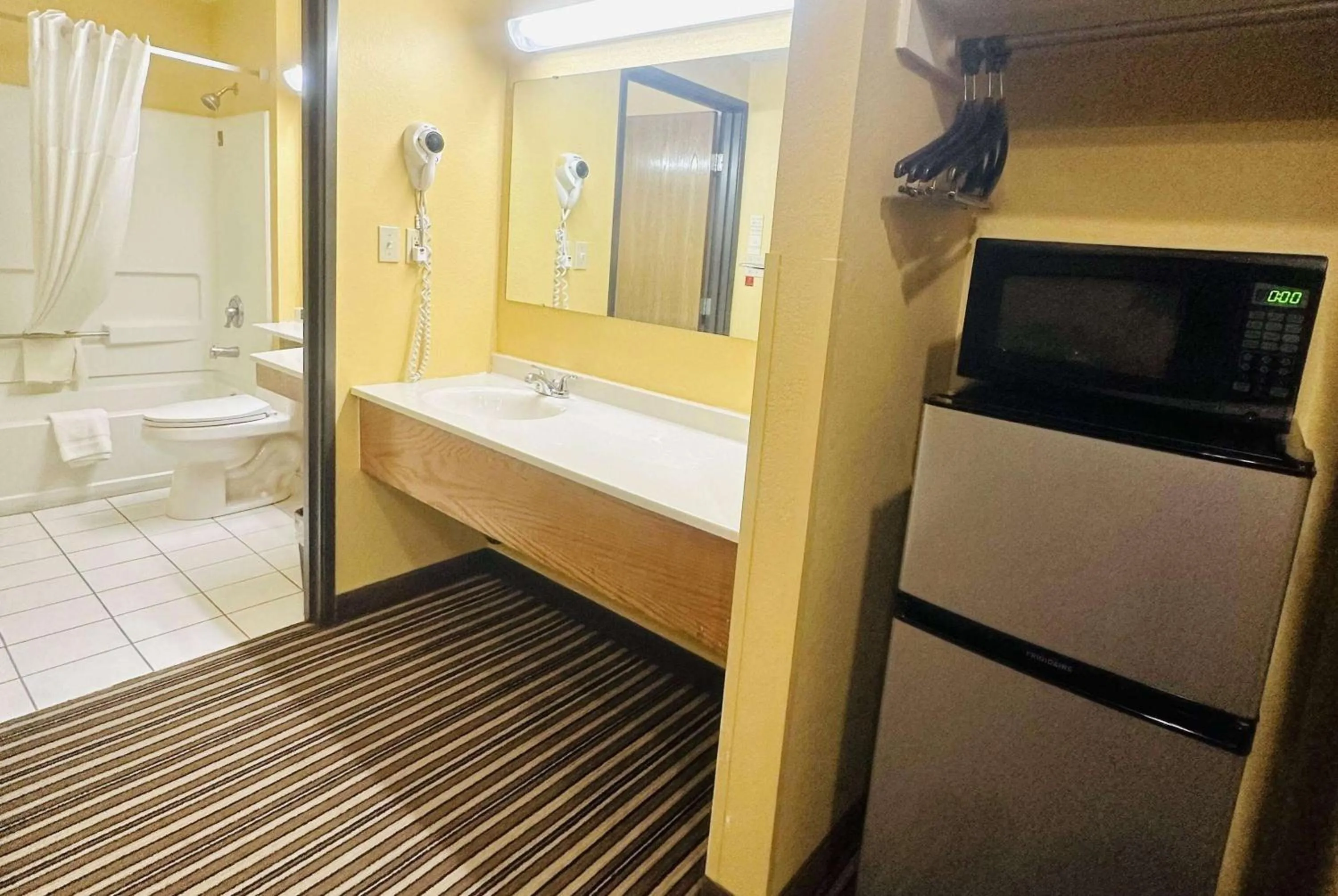 Photo of the whole room in Super 8 by Wyndham Warrenton