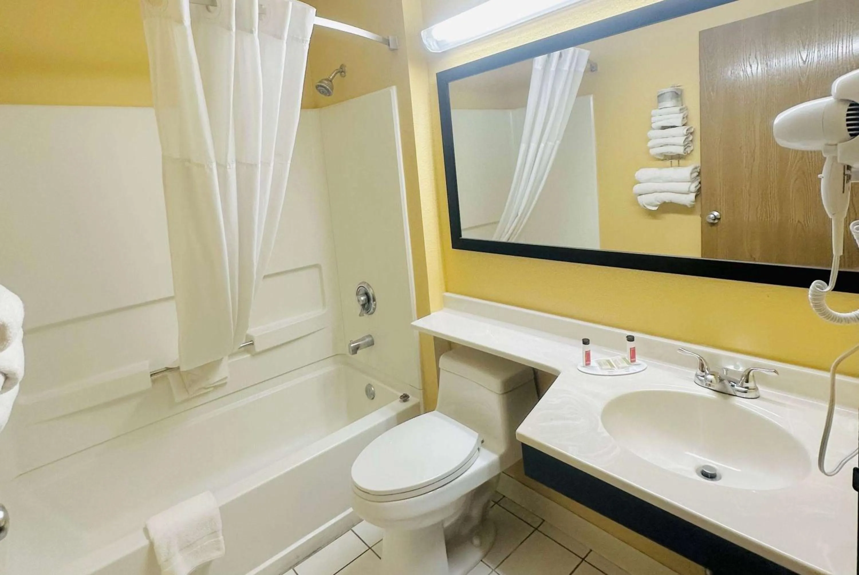 TV and multimedia in Super 8 by Wyndham Warrenton