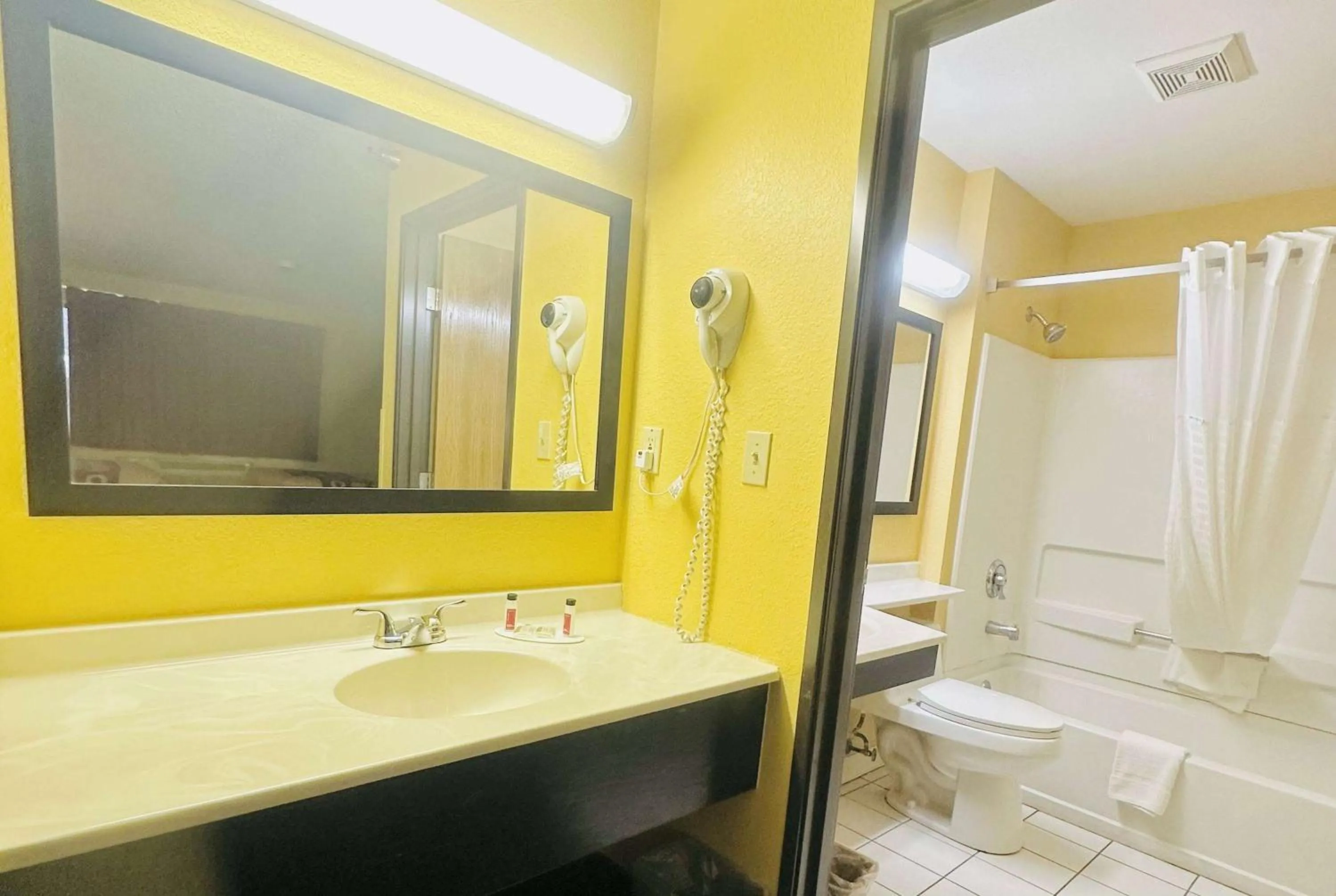 TV and multimedia in Super 8 by Wyndham Warrenton