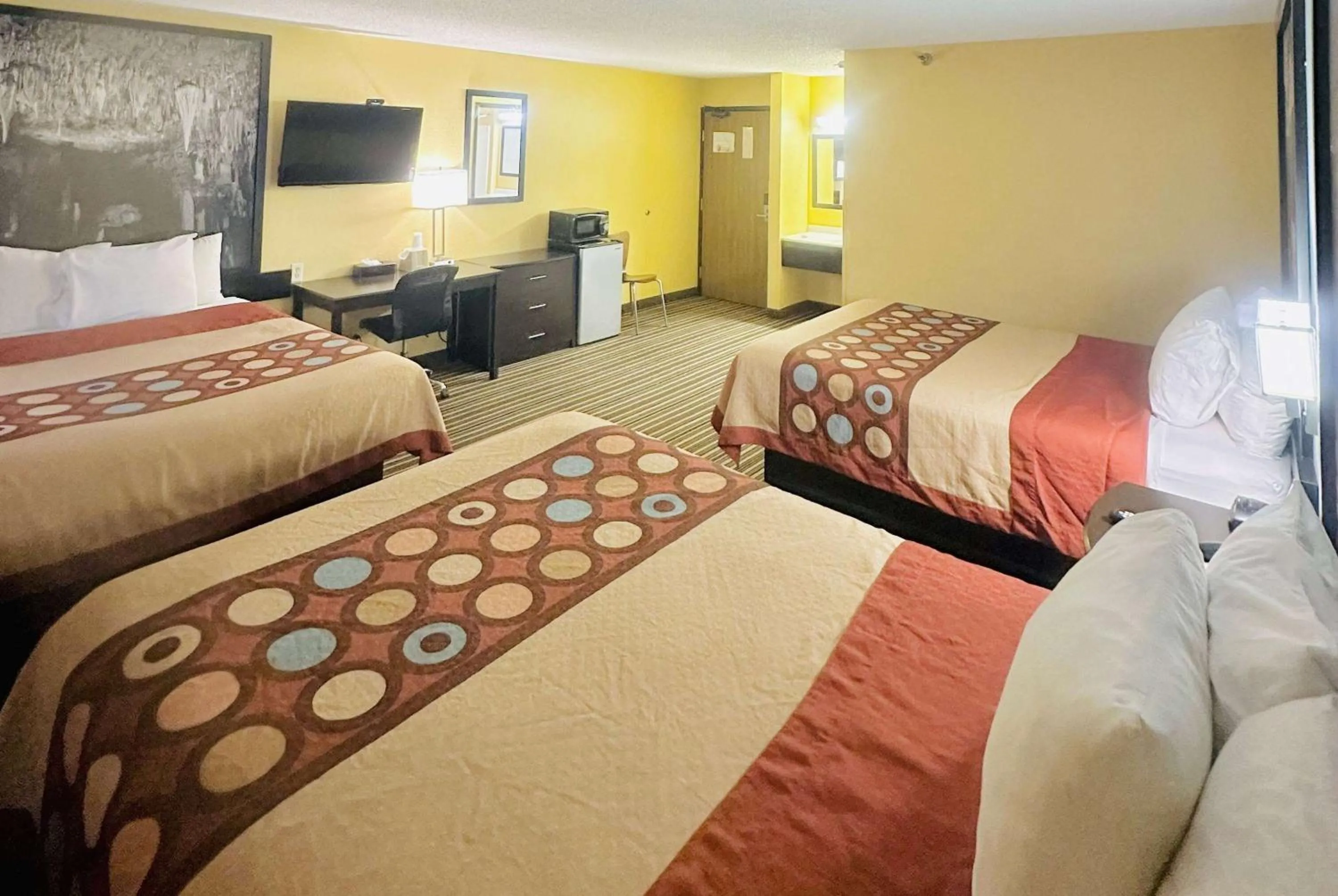 Photo of the whole room, Bed in Super 8 by Wyndham Warrenton