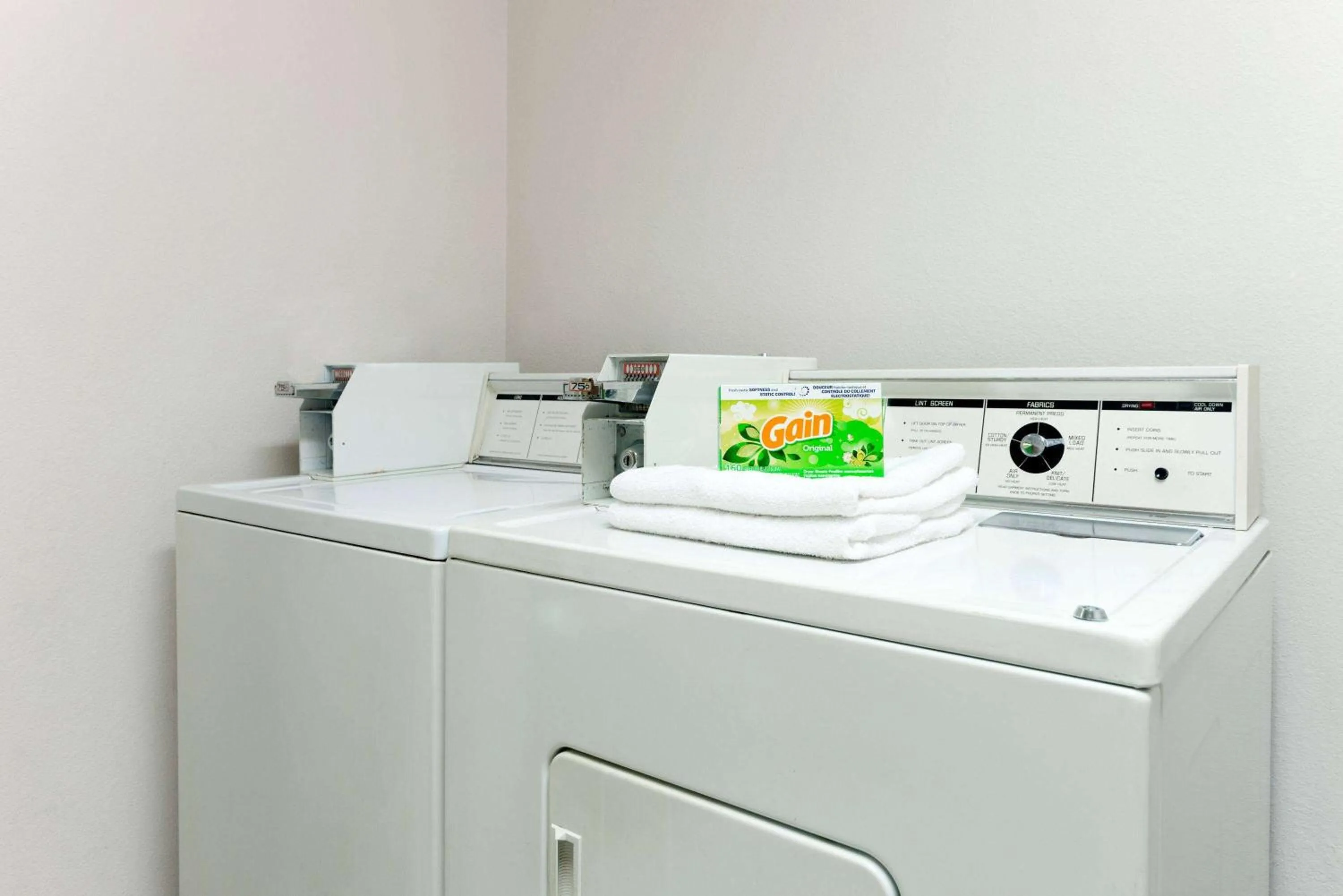 Kitchen or kitchenette in Super 8 by Wyndham Warrenton