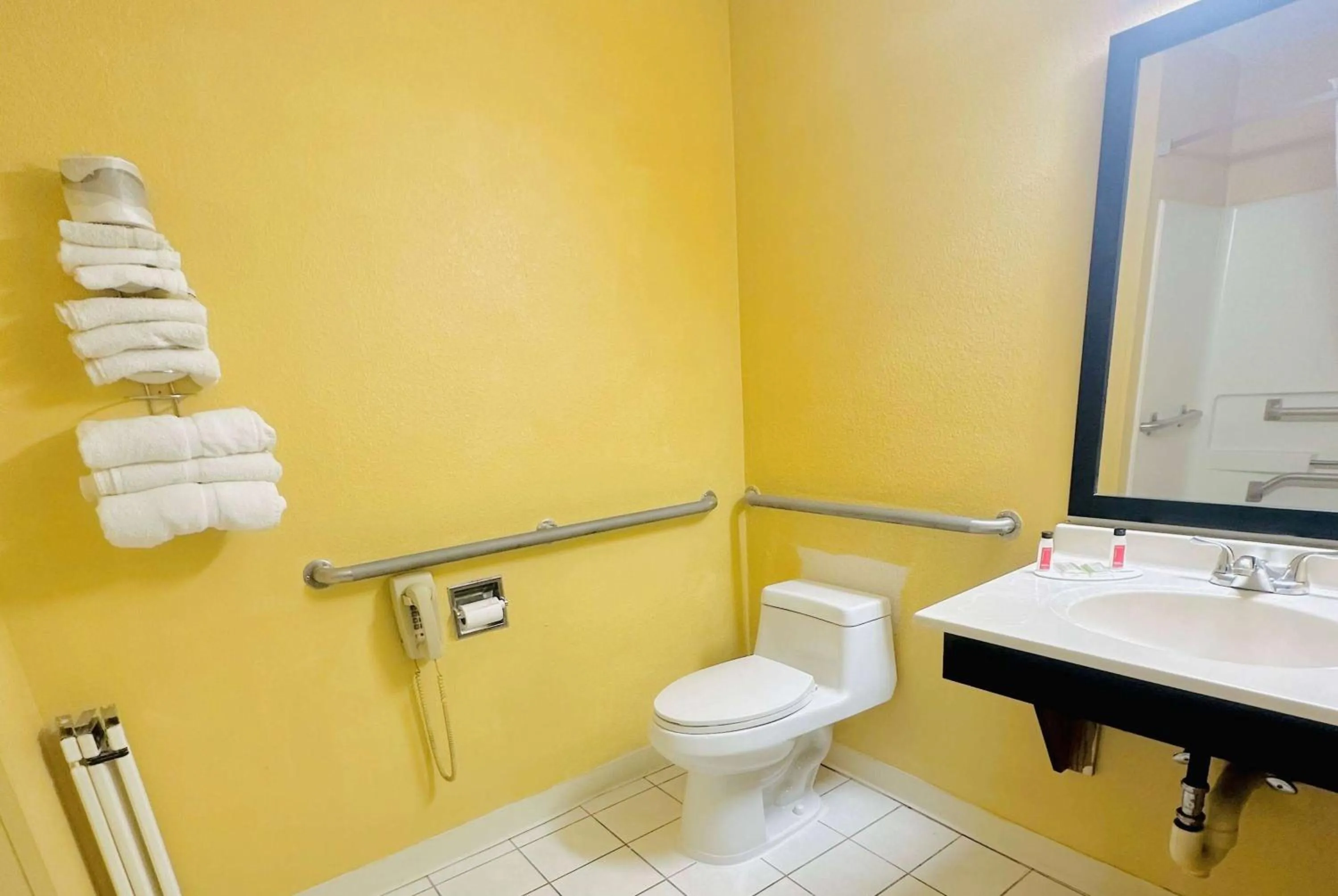 TV and multimedia in Super 8 by Wyndham Warrenton