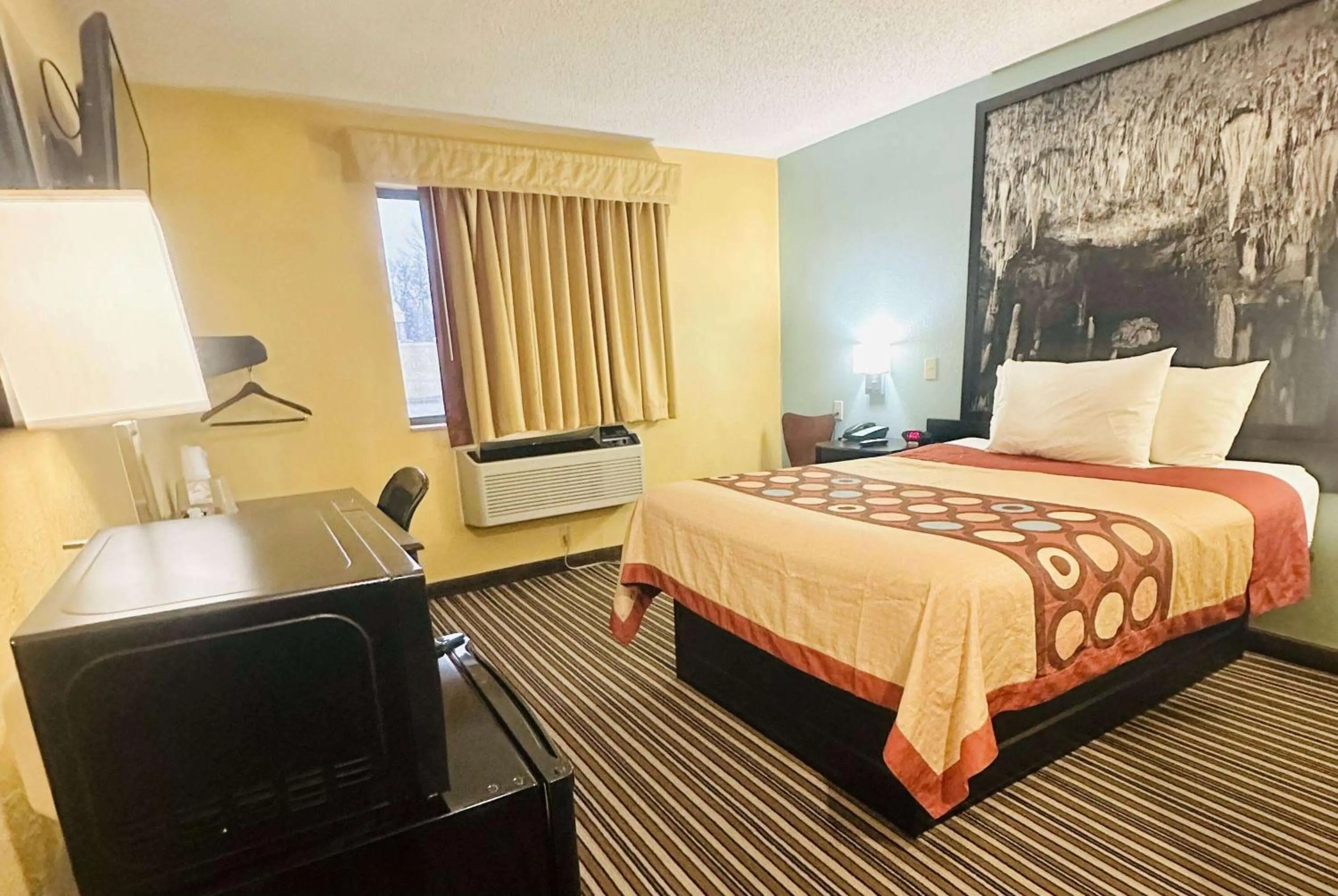 Photo of the whole room, Bed in Super 8 by Wyndham Warrenton