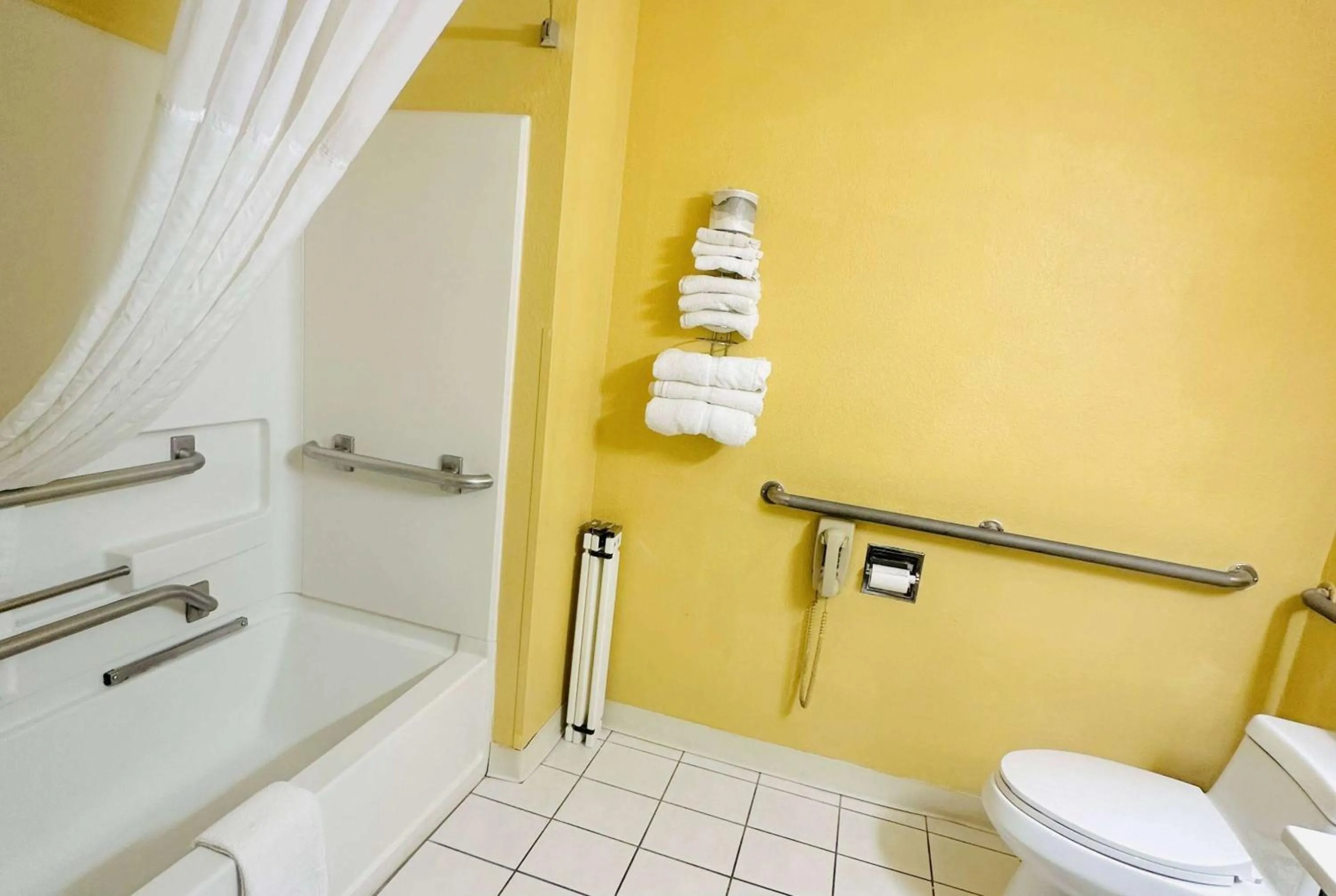 TV and multimedia in Super 8 by Wyndham Warrenton