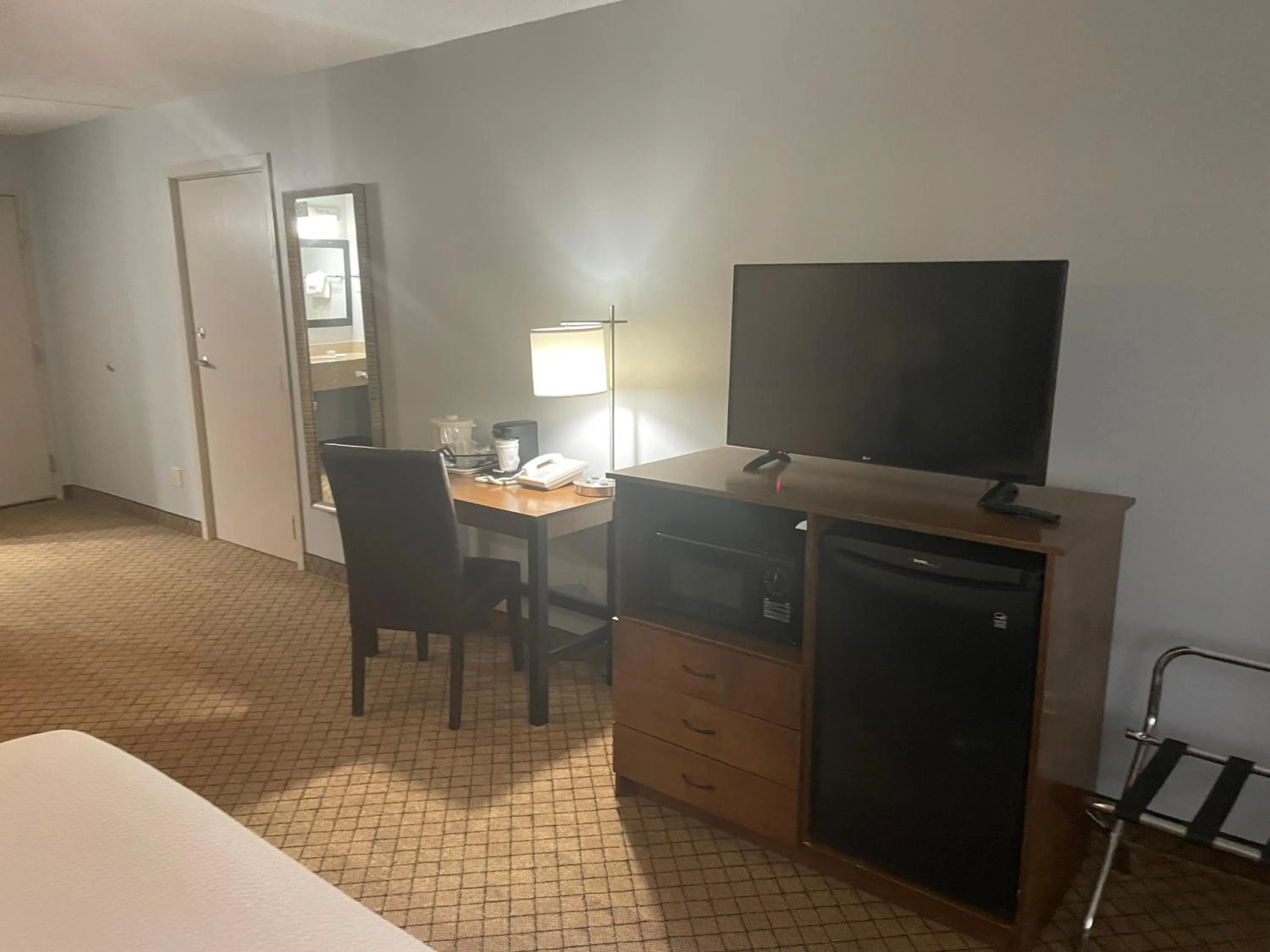 TV and multimedia, Bed in AmericInn by Wyndham Hartford WI