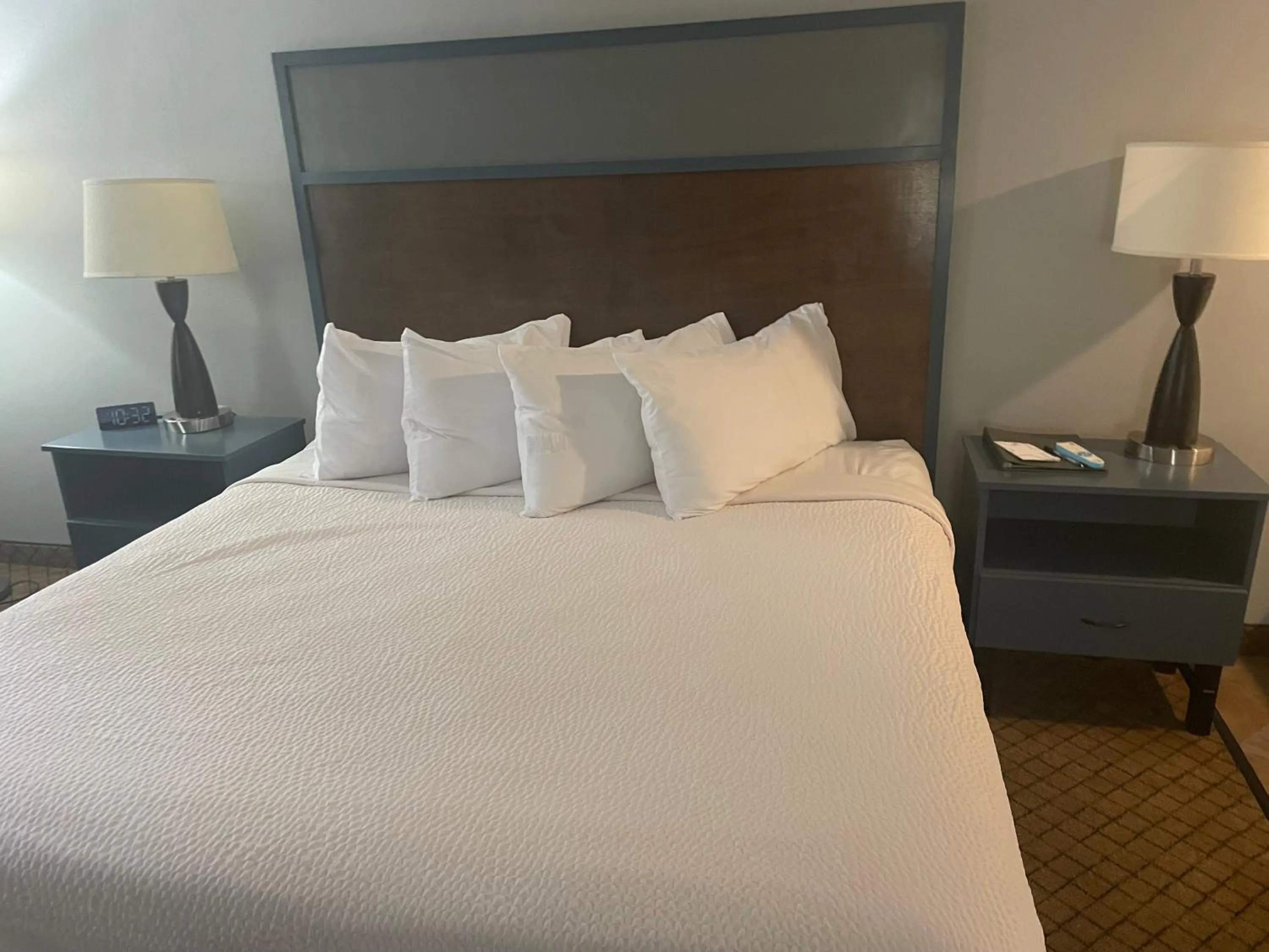 Bedroom, Bed in AmericInn by Wyndham Hartford WI