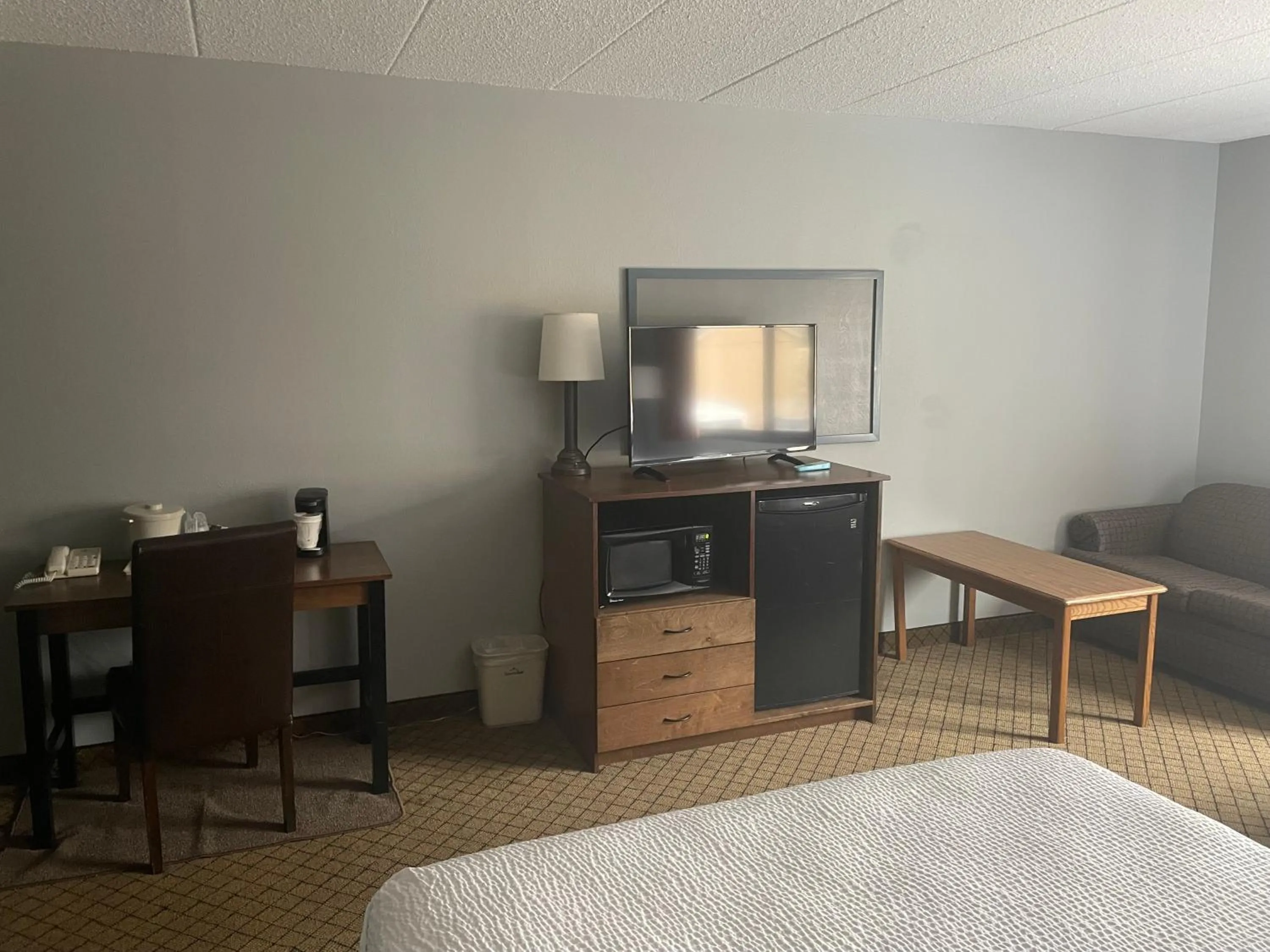 Coffee/tea facilities, Bed in AmericInn by Wyndham Hartford WI