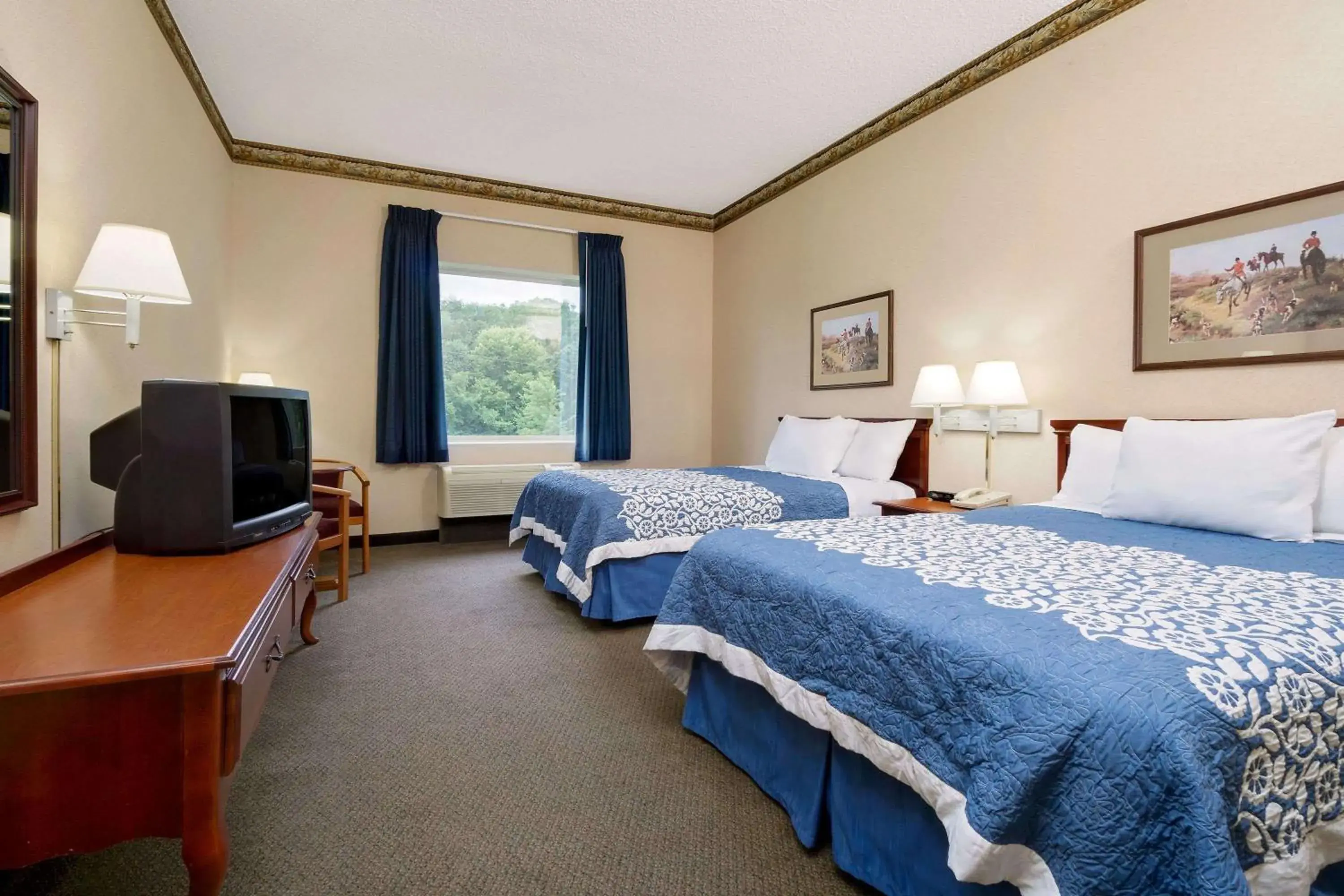 Photo of the whole room, Bed in Magnuson Hotel West Liberty Photo of the whole room, Bed in Magnuson Hotel West Liberty