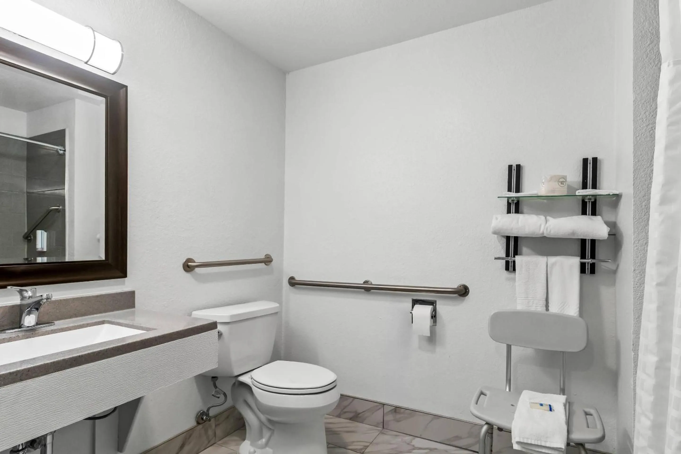 Bedroom in Rodeway Inn Delmont